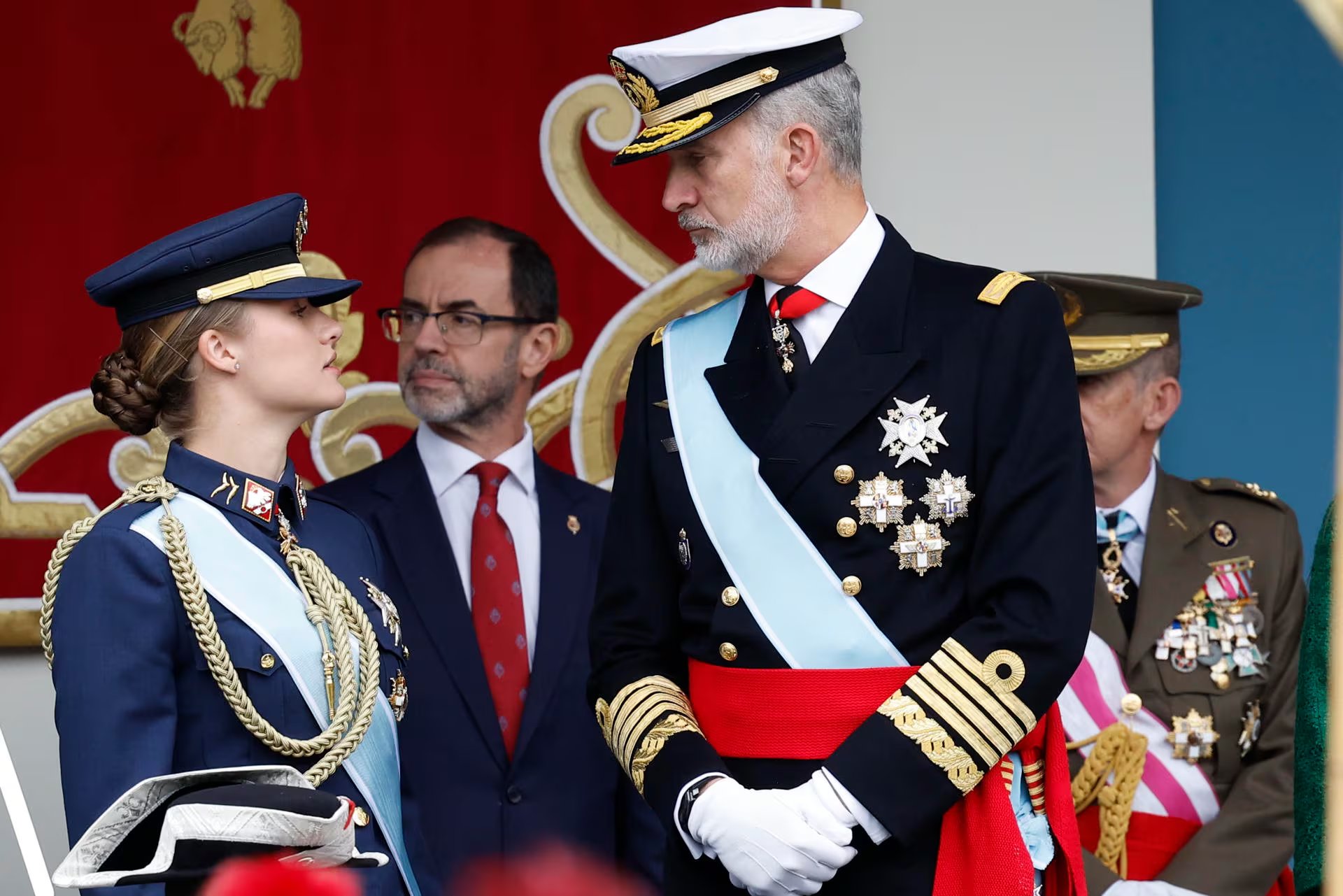 El rey Felipe y la princesa Leonor antes del desfile de las Fuerzas Armadas con motivo de la Fiesta Nacional este domingo en Madrid. (EFE/Chema Moya)