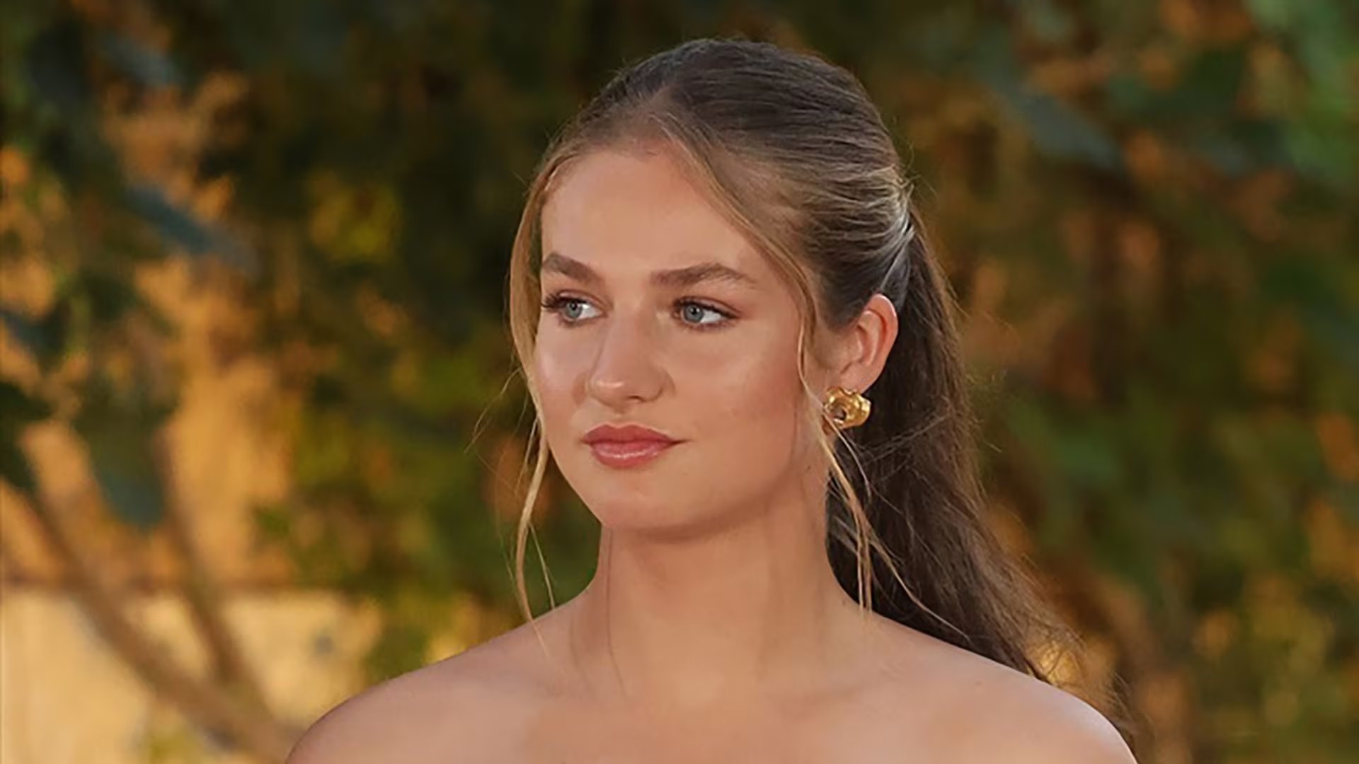 La princesa Leonor durante la recepción a las autoridades y una representación de la sociedad balear en el Palacio de Marivent en 2025, en Palma de Mallorca (Raúl Terrel / Europa Press)