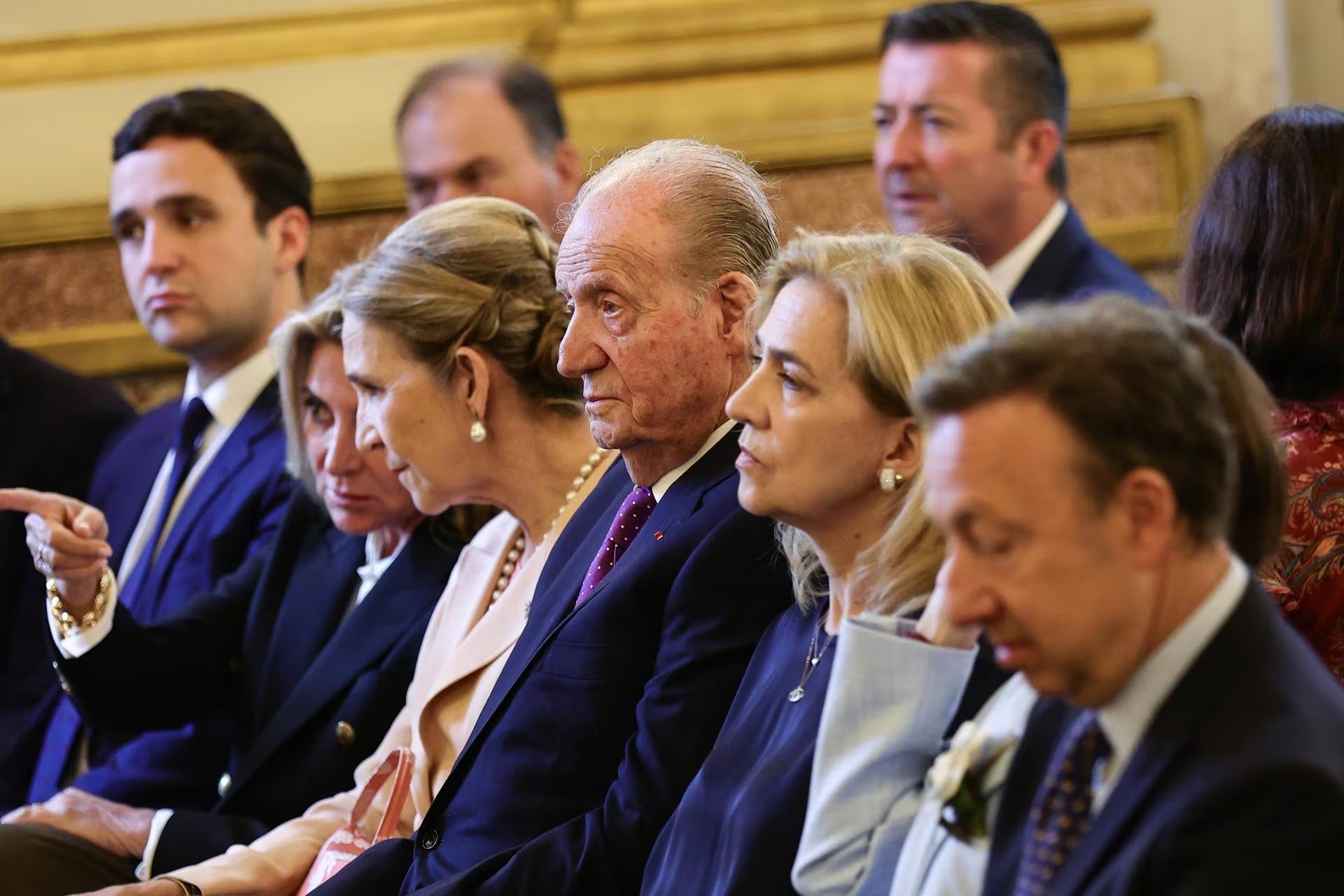 Juan Carlos I de España (c), acompañado por sus hijas la infanta Cristina (2d), la infanta Elena (4d) y su nieto Froilán de Marichalar y Borbón (i), este sábado en la Asamblea Nacional francesa, momentos antes de recibir el Premio Especial del Jurado del Libro Político, organizado por la asociación francesa Lire la Société (Leer la Sociedad), por su libro de memorias