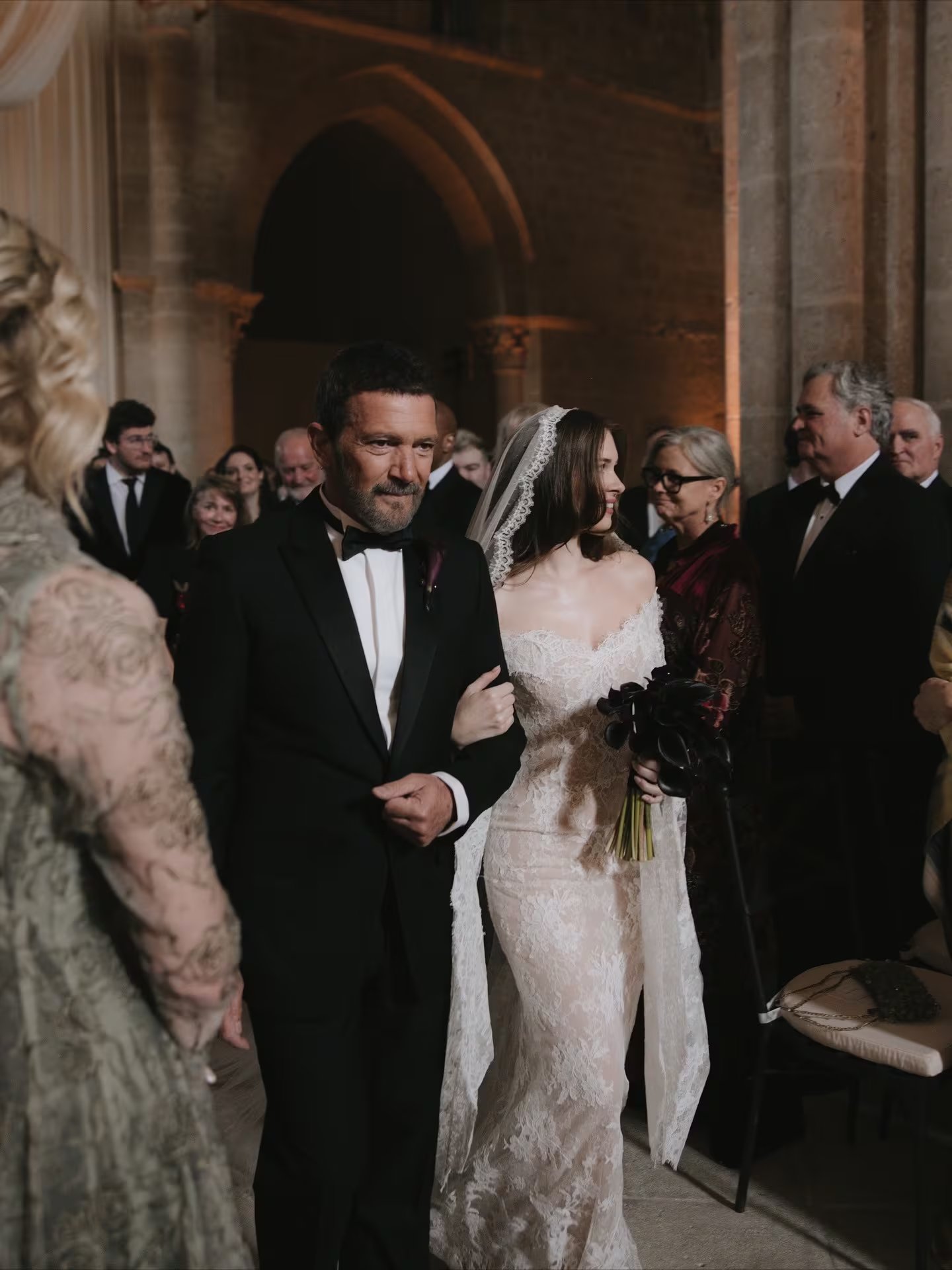 Stella del Carmen, llegando al altar del brazo de su padre, Antonio Banderas. (Instagram)