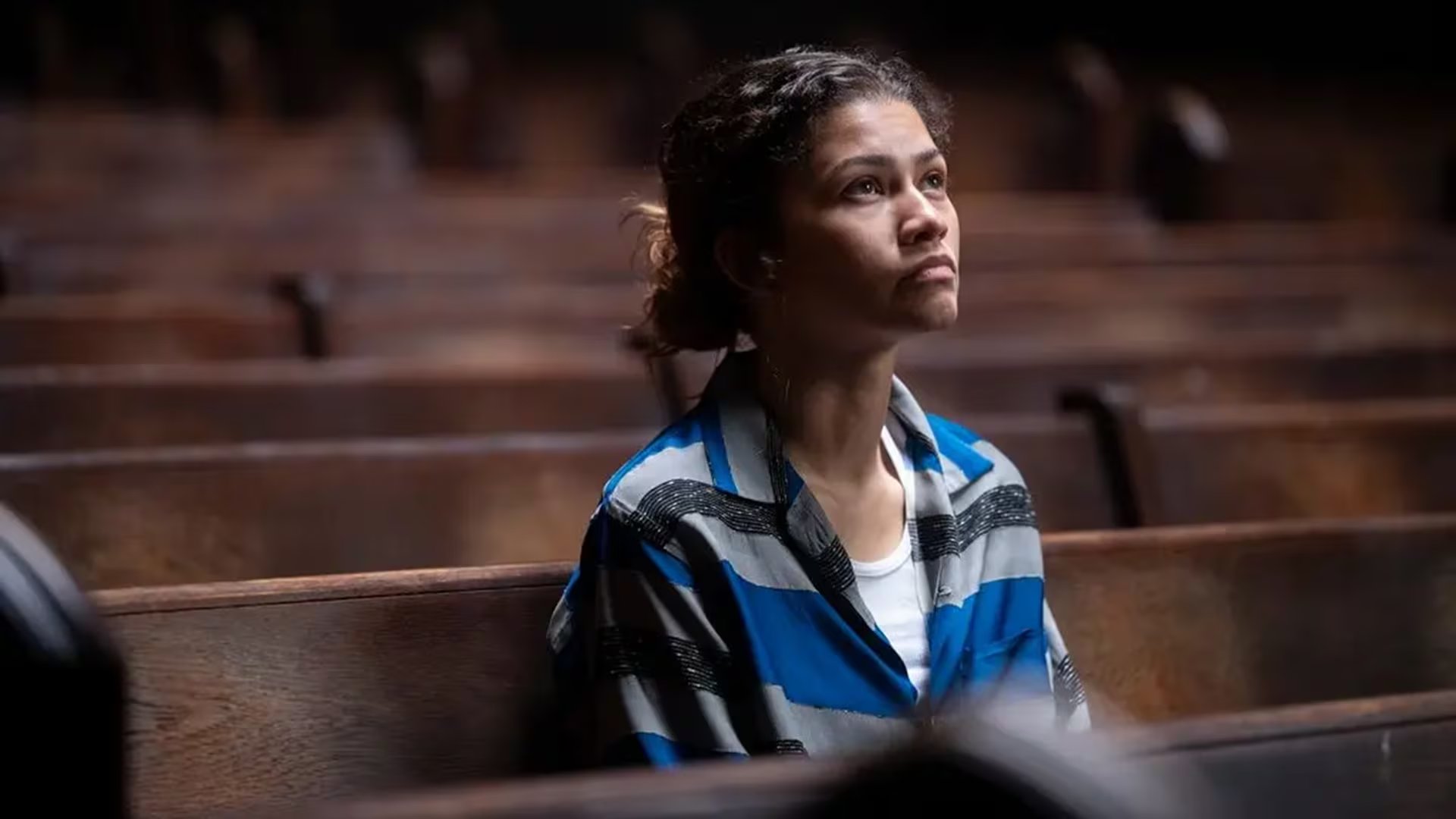 Rue, interpretada por Zendaya, mantiene elementos icónicos como sus Converse clásicas, enfatizando un estilo nómada y personal en Euphoria S3 (Patrick Wymore/HBO)