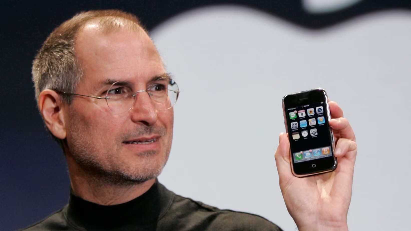 Tim Cook reafirma que el espíritu de Steve Jobs sigue guiando la estrategia y la innovación de Apple tras cincuenta años de historia (AP)