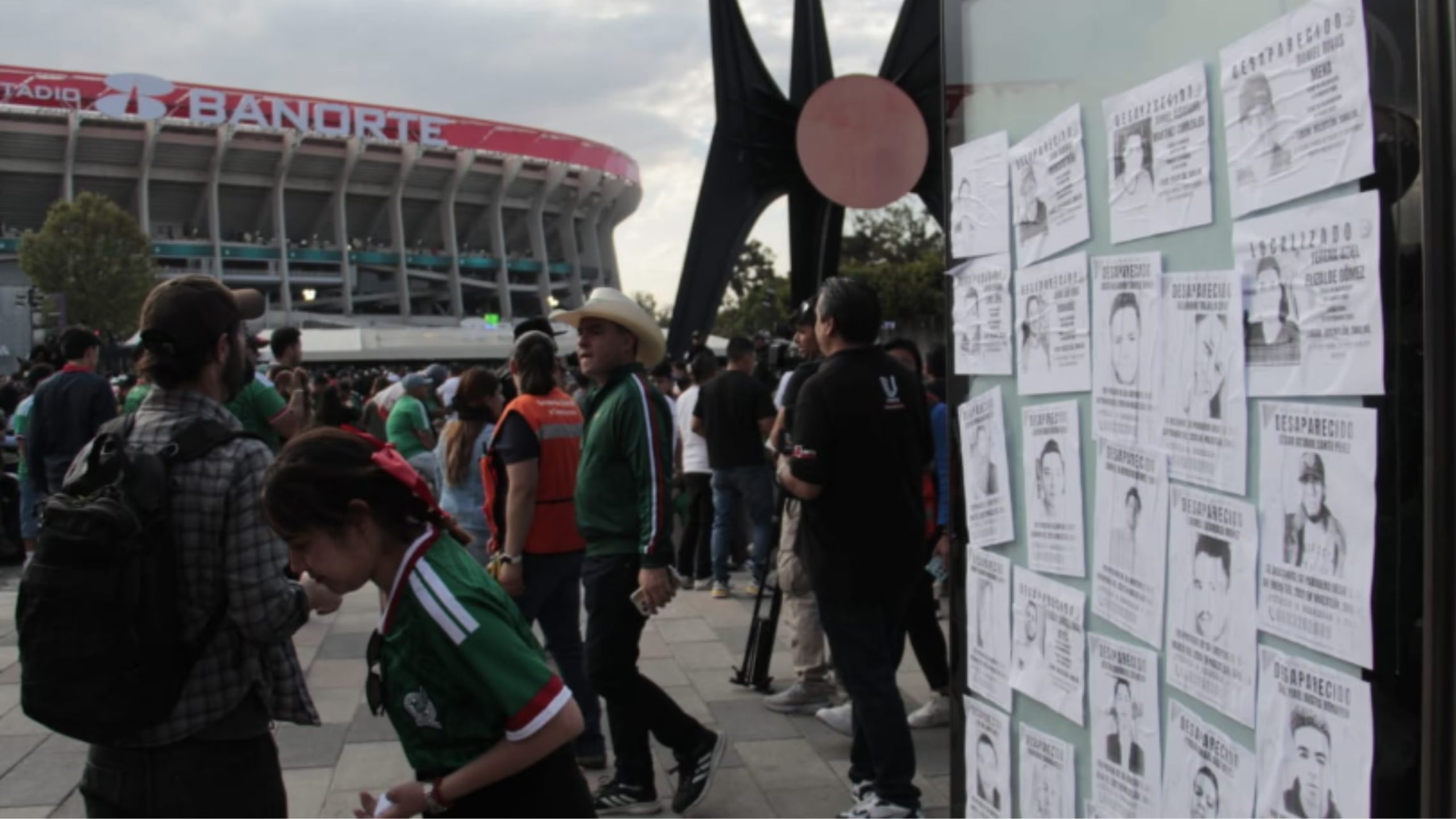 mágenes de personas desaparecidas permanecen pegadas en las instalaciones de Banorte, recordando la crisis de desapariciones en México mientras la ciudad recibe un evento deportivo internacional.