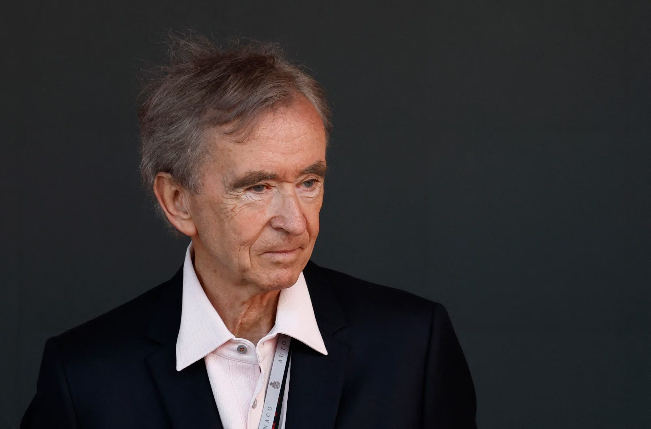 Bernard Arnault, al frente de LVMH y referente del lujo global, pierde posiciones este año tras una caída significativa en su fortuna, aunque sigue en el top 10 mundial (REUTERS/Stephanie Lecocq)