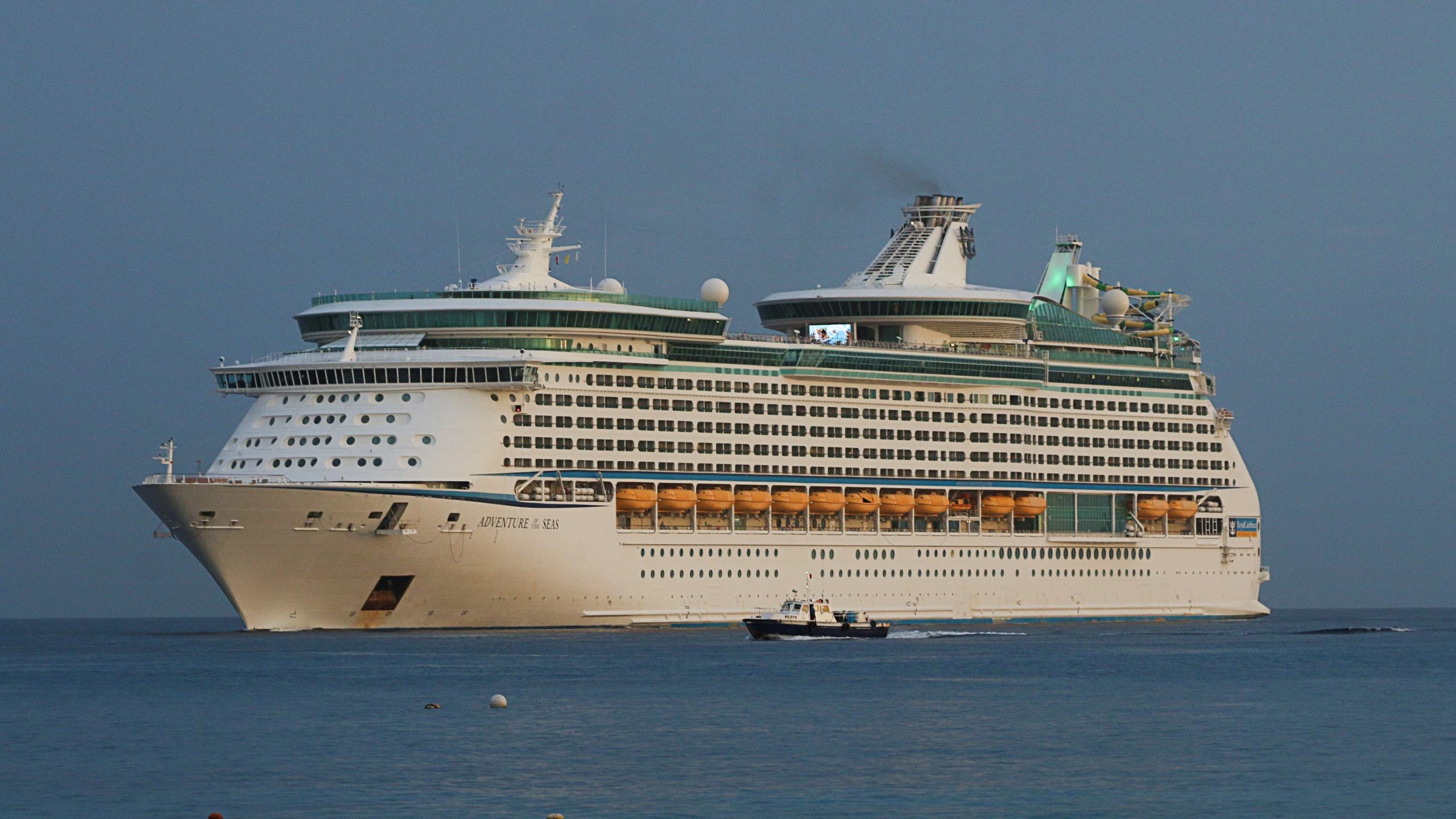 Royal Caribbean y Norwegian Cruise Line adoptan coberturas para estabilizar precios, pero los efectos de la volatilidad del petróleo persisten en la industria (REUTERS)