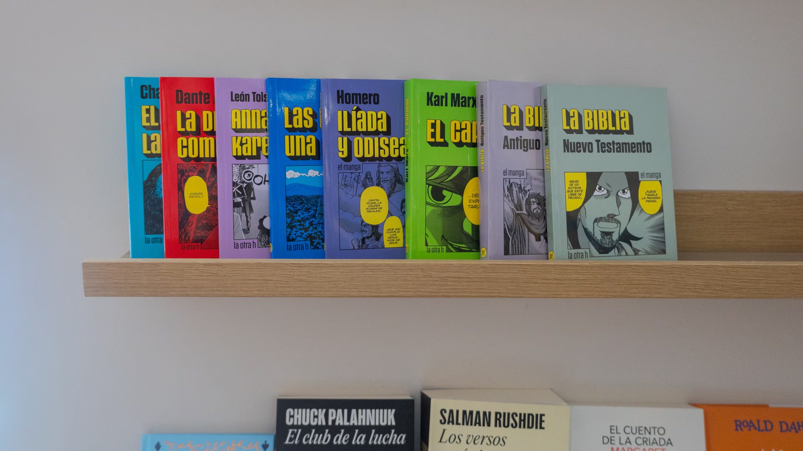 Imagen de mangas de Dokuha del sello 'la otra h' en Libreria Lasai. (Alejandro Higuera López/Infobae)