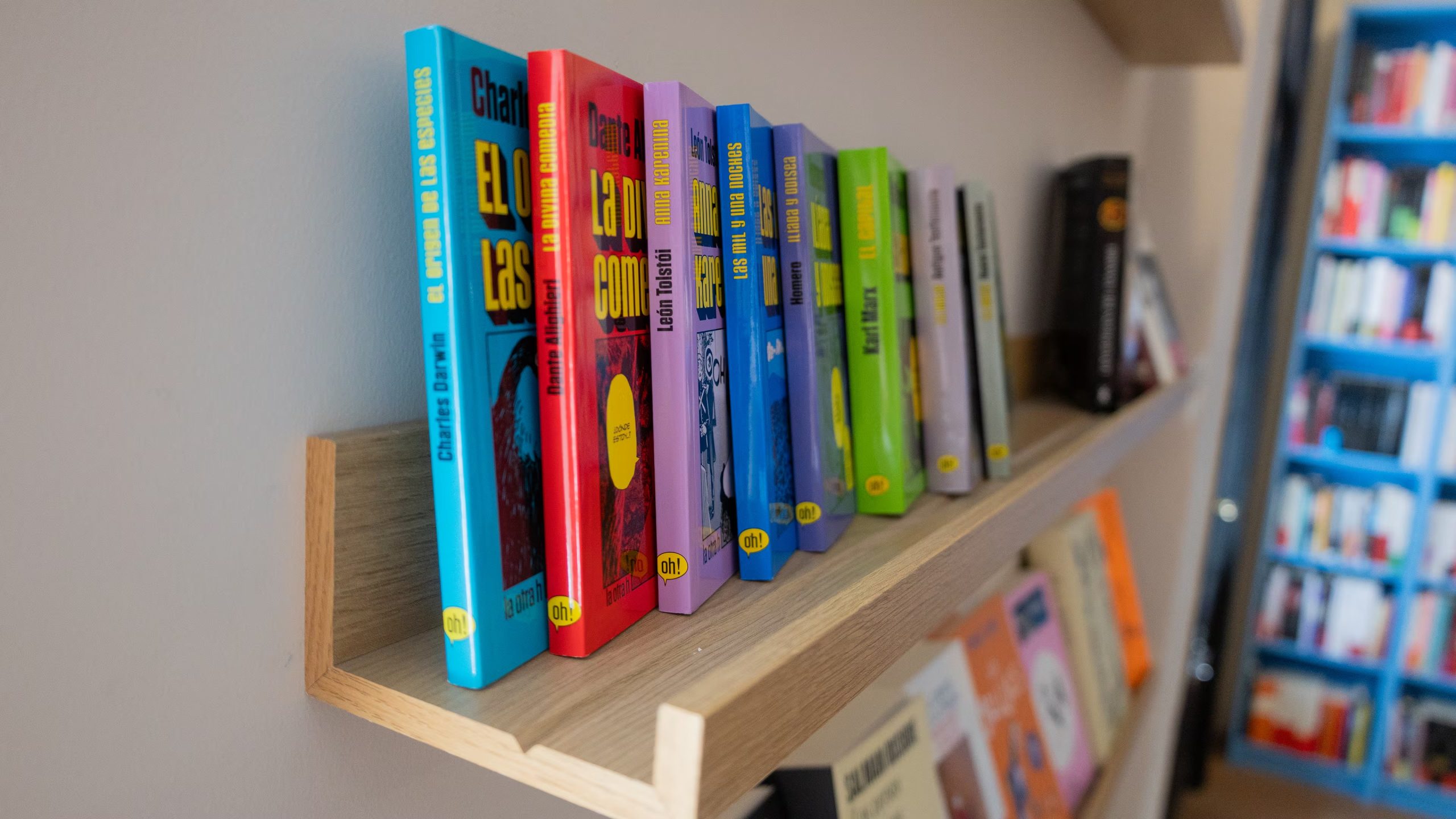 Imagen de mangas de Dokuha del sello 'la otra h' en Libreria Lasai. (Alejandro Higuera López/Infobae)