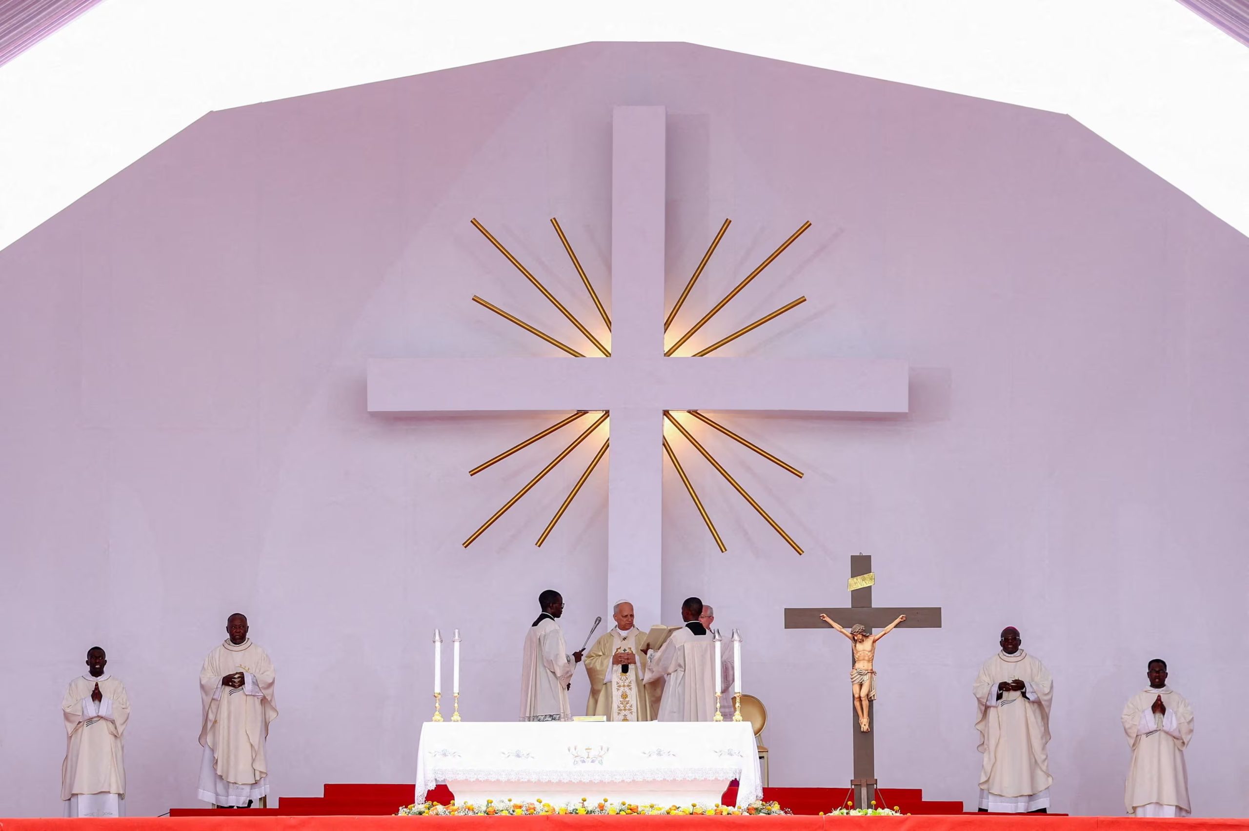 El papa León XIV celebra la misa campal en Kilamba, a 30 kilómetros de Luanda, donde un tercio de la población angoleña vive por debajo del umbral de pobreza. (Reuters/Guglielmo Mangiapane)
