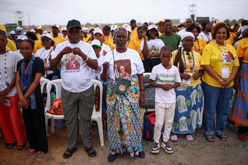Fieles aguardan en Kilamba la llegada del papa León XIV, cuya misa campal convocó a 100.000 personas en el segundo día de su visita a Angola. (Reuters/Guglielmo Mangiapane)