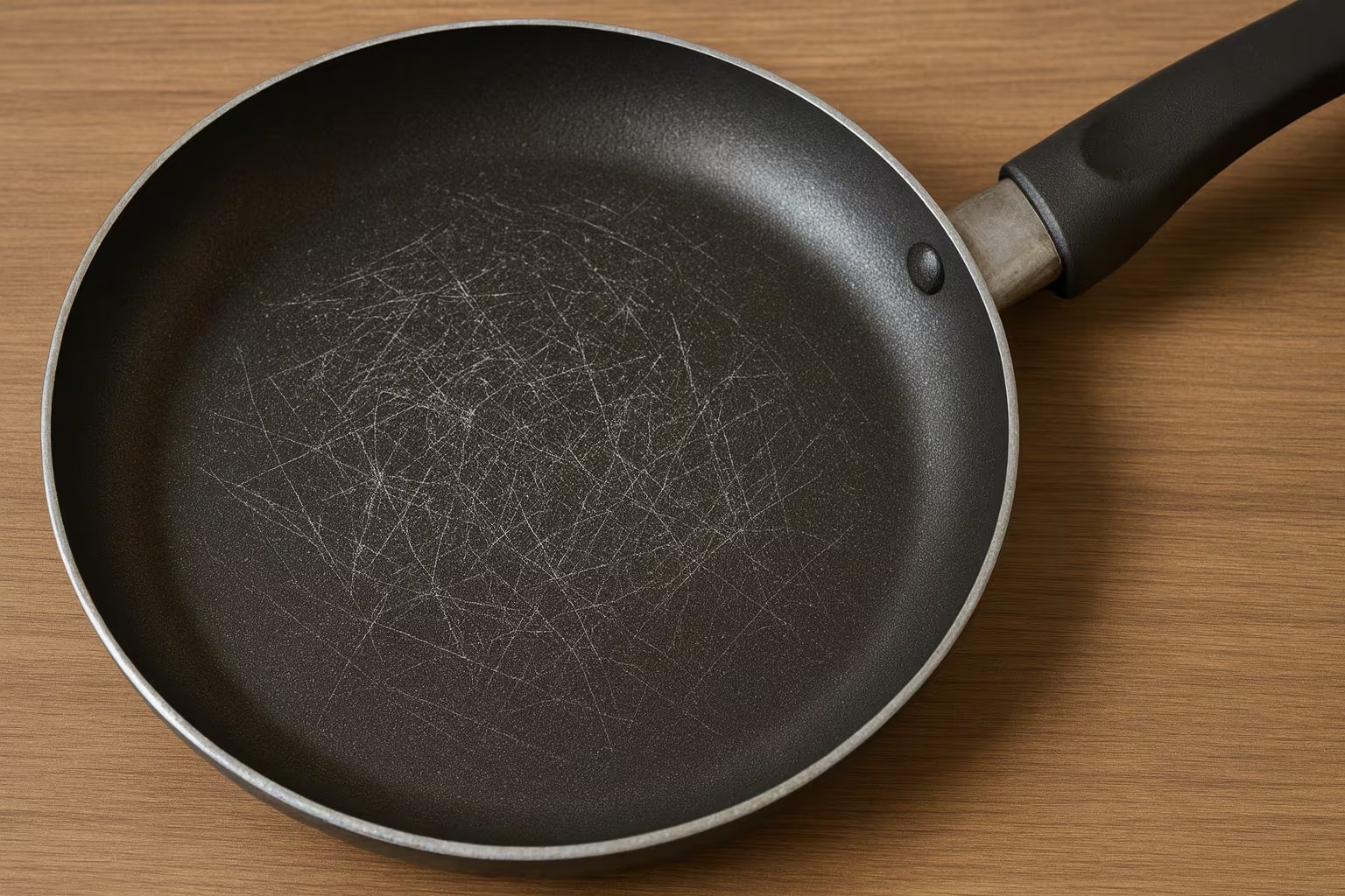 Expertos destacan la importancia de evitar el consumo de alimentos preparados en sartenes dañadas (Imagen Ilustrativa Infobae)