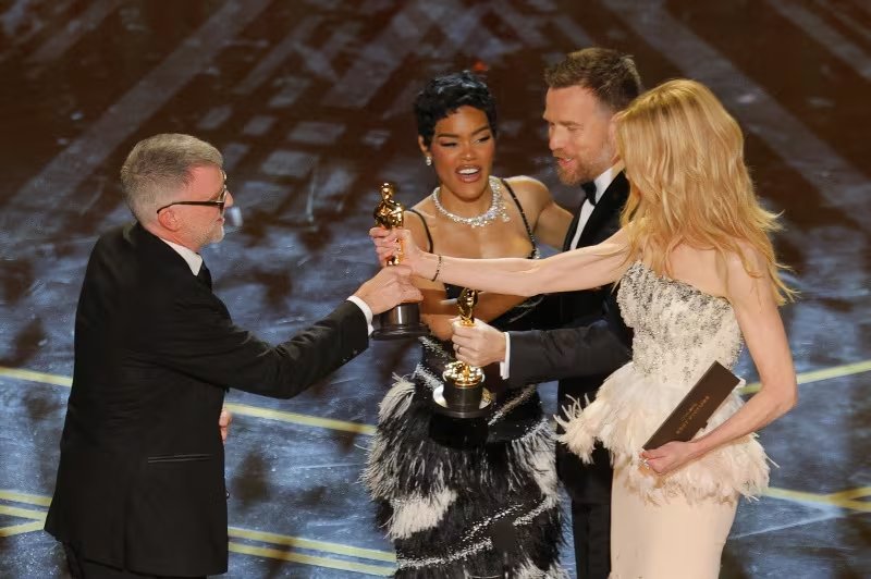 El director Paul Thomas Anderson, Sara Murphy y Teyana Taylor reciben el Oscar a la Mejor Película por