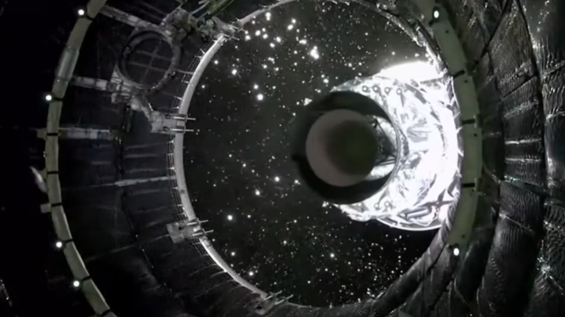 La inyección translunar fue clave para colocar a Orion en una trayectoria de retorno libre hacia la Tierra (NASA)
