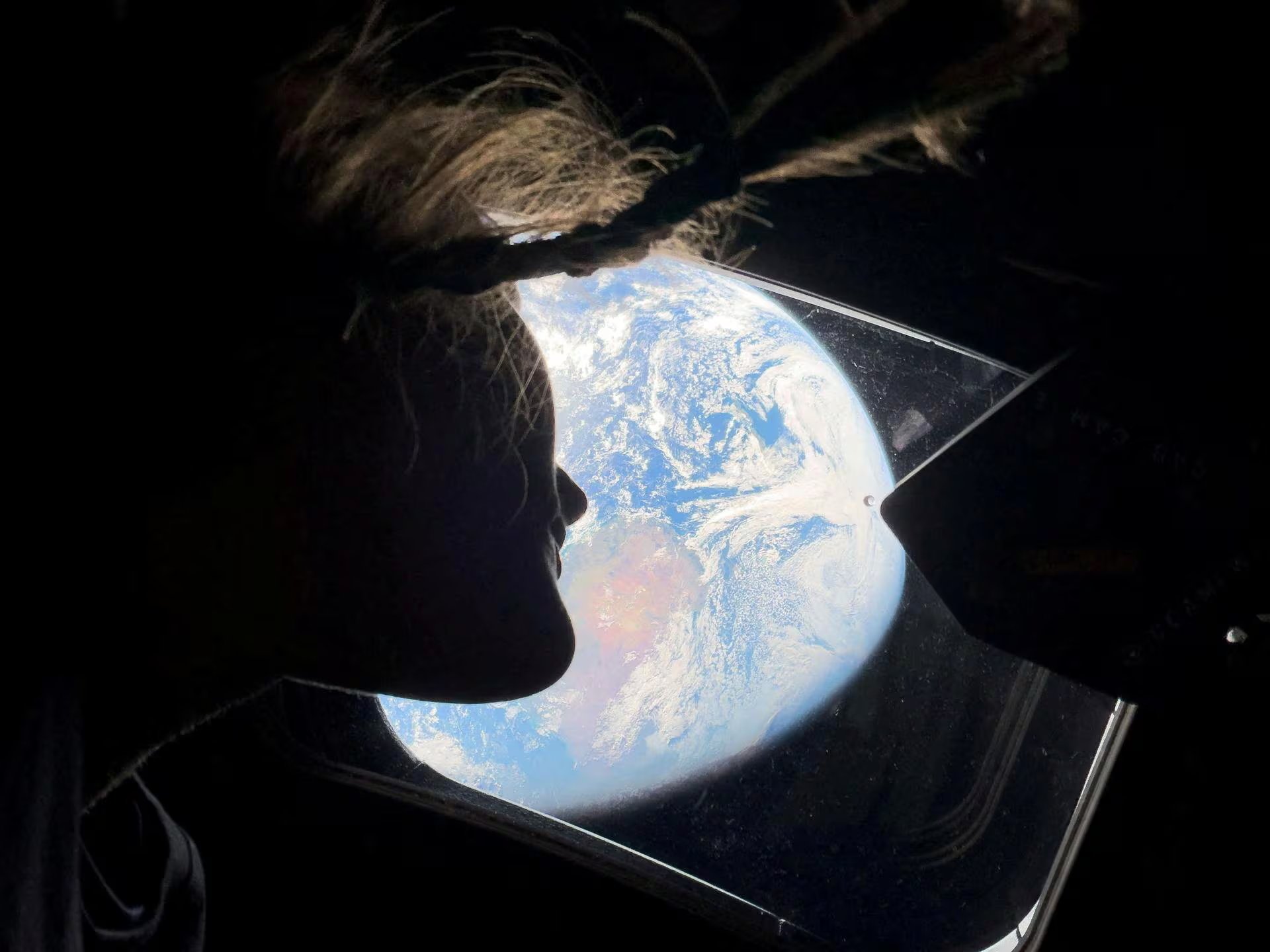 Los astronautas emplean el iPhone 17 Pro Max para tomar fotografías inéditas tanto del interior como del exterior de la cápsula Orión. NASA/Handout via REUTERS.