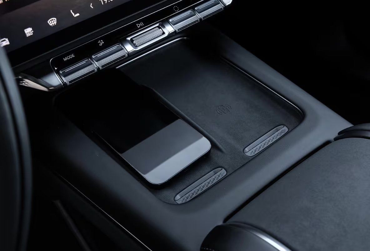 El diseño interior de los modelos inteligentes tienen también acccesorios como cargadores de celulares.