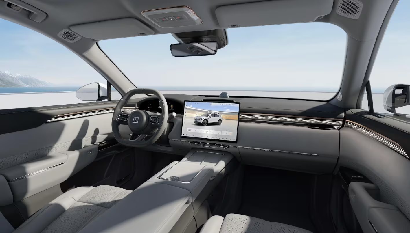 La app de Zeekr permite gestionar funciones clave del vehículo desde cualquier dispositivo móvil, ampliando el control y la personalización a distancia.