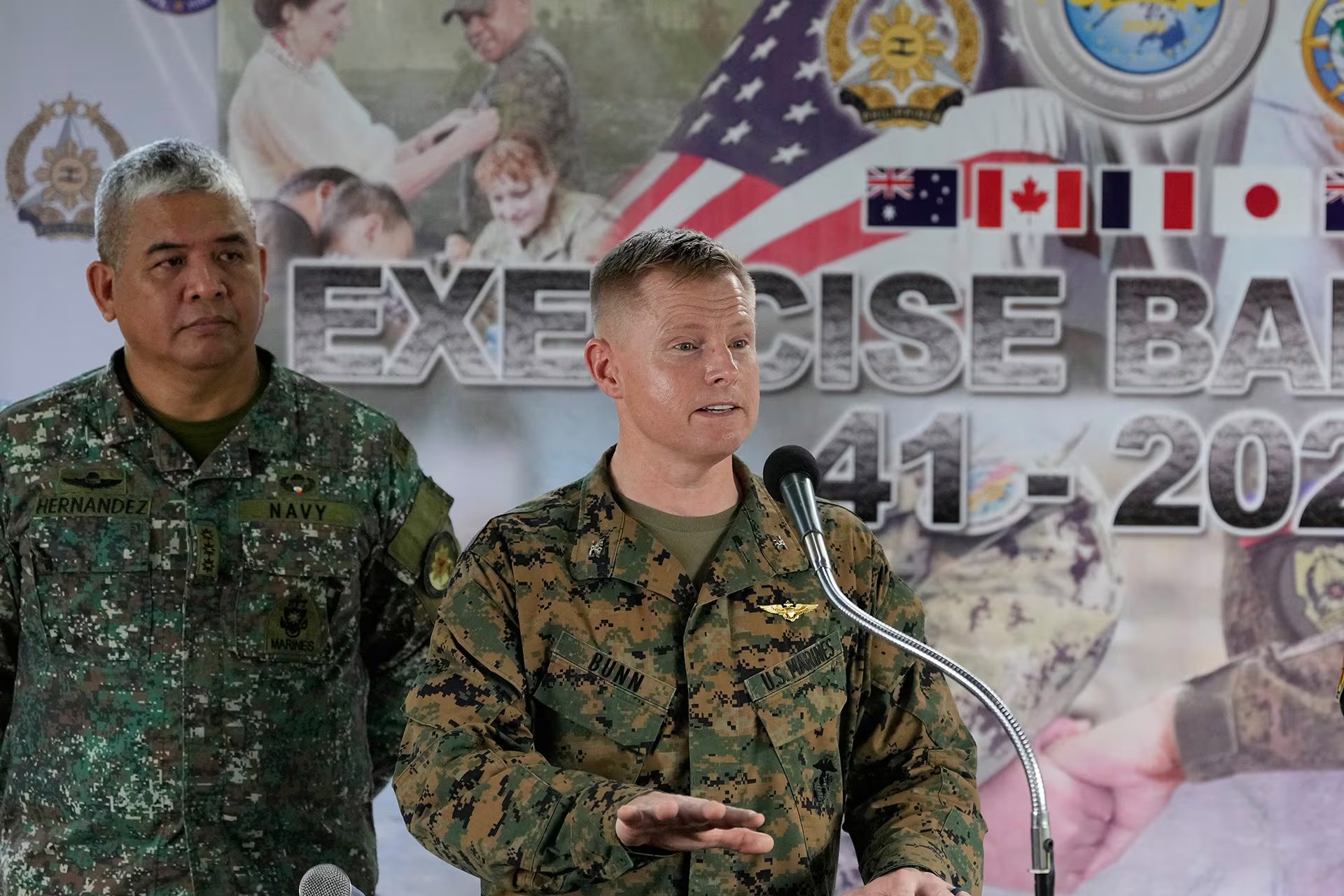 Oficiales militares, incluido un miembro de los Marines de EE. UU. y otro de la Armada filipina, asisten a una conferencia durante el ejercicio Balikatan, promoviendo la cooperación en defensa. (AP News)
