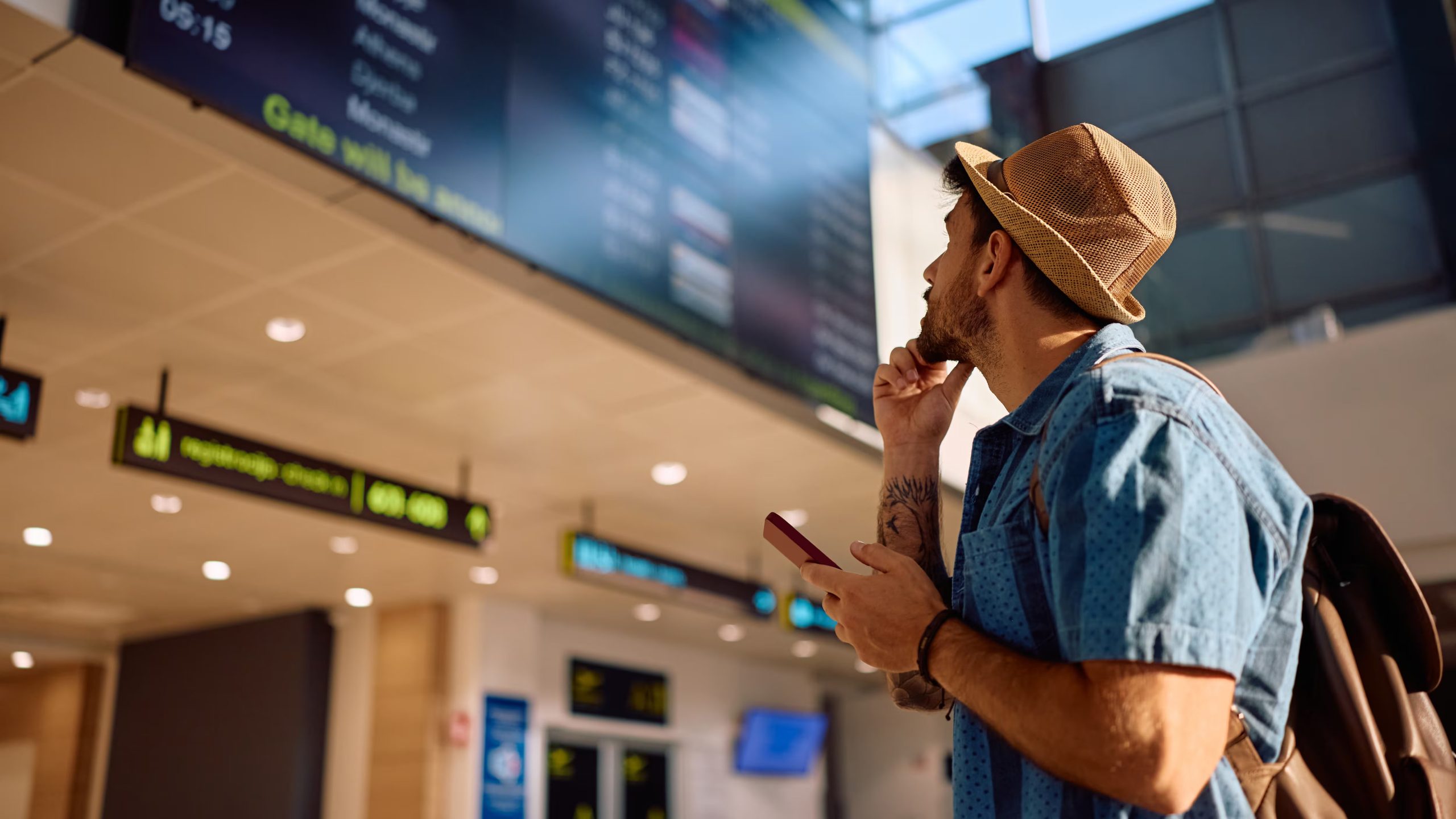Un hombre en un aeropuerto (Adobe Stock).