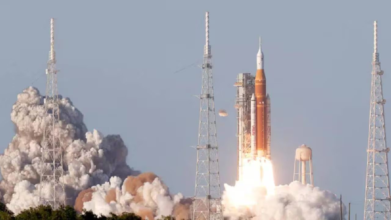 El cohete Space Launch System de la NASA eleva la cápsula Orion rumbo a la Luna, marcando el primer vuelo tripulado lunar en más de cinco décadas. (Reuters)