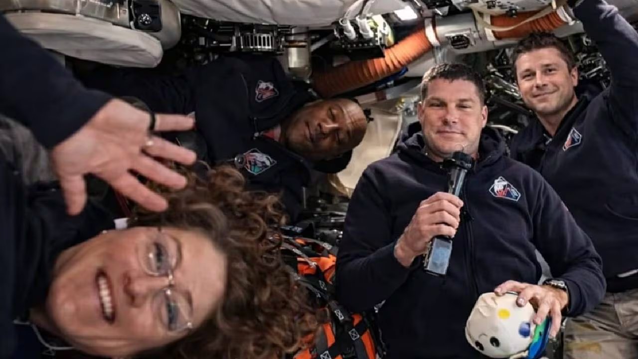 Los cuatro integrantes de Artemis II realizan verificaciones y comparten momentos personales durante la misión, fortaleciendo los lazos en condiciones extremas. (NASA)