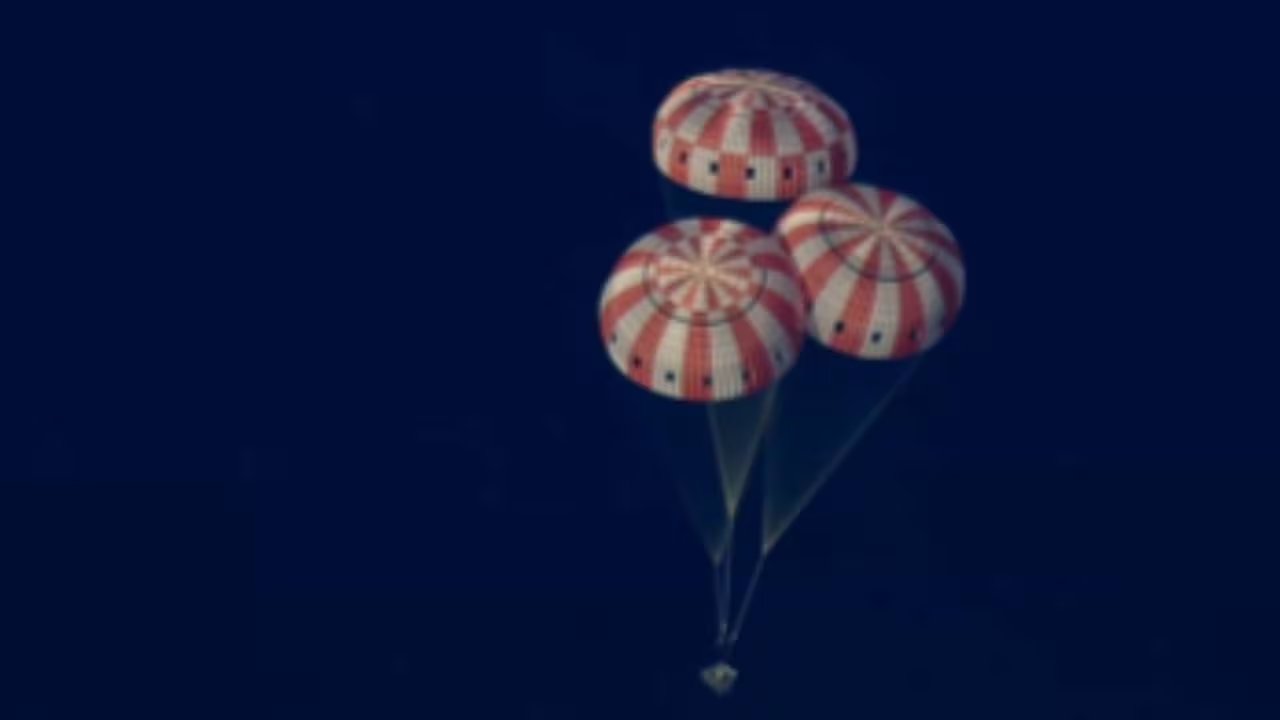 La cápsula Orion culmina su misión con un descenso controlado y un amerizaje en el Pacífico, cerrando un capítulo histórico para la exploración espacial. (NASA)