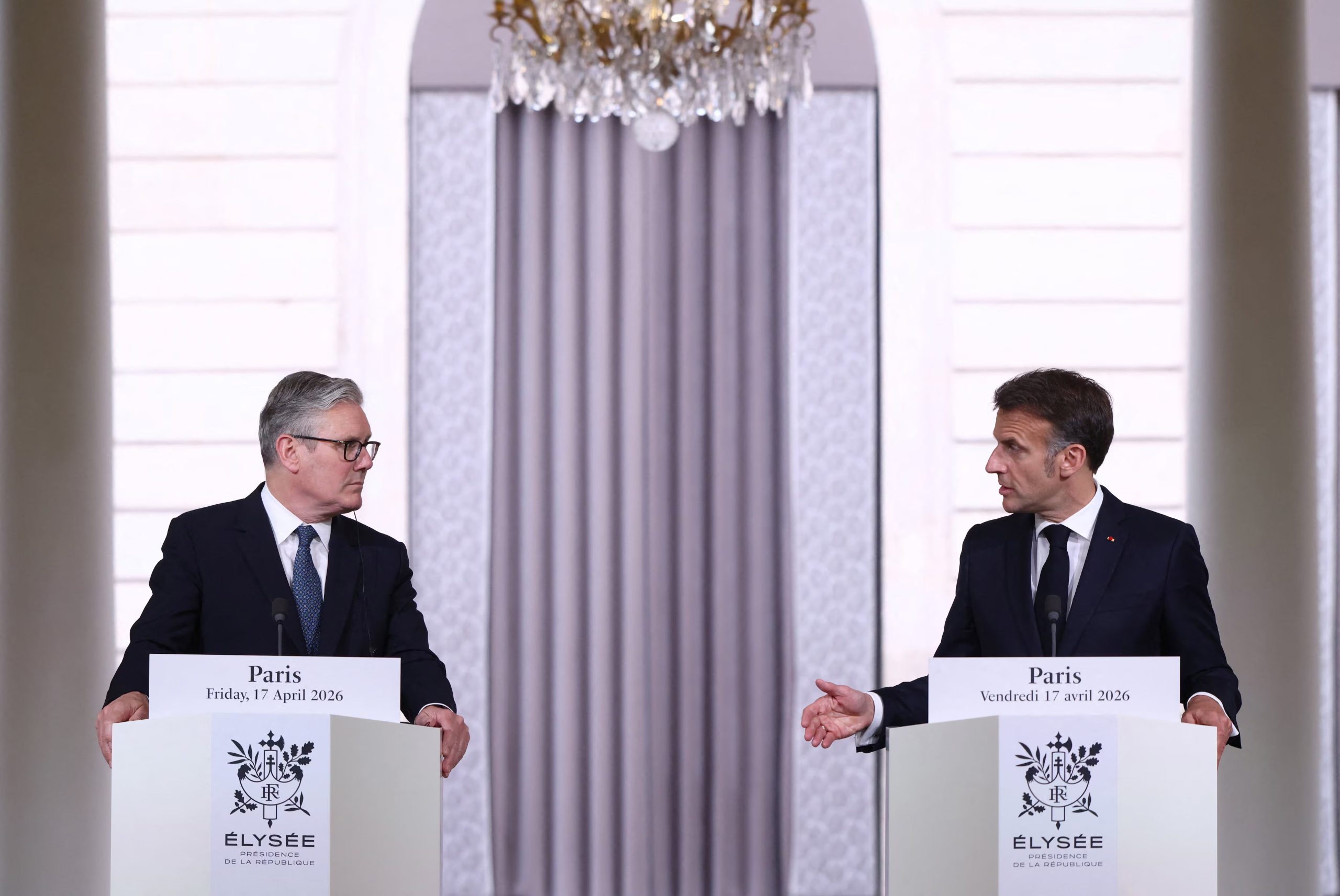 El primer ministro británico, Keir Starmer, junto al presidente francés, Emmanuel Macron, en el palacio del Elíseo, en París, a 17 de abril de 2026 (Tom Nicholson/REUTERS)