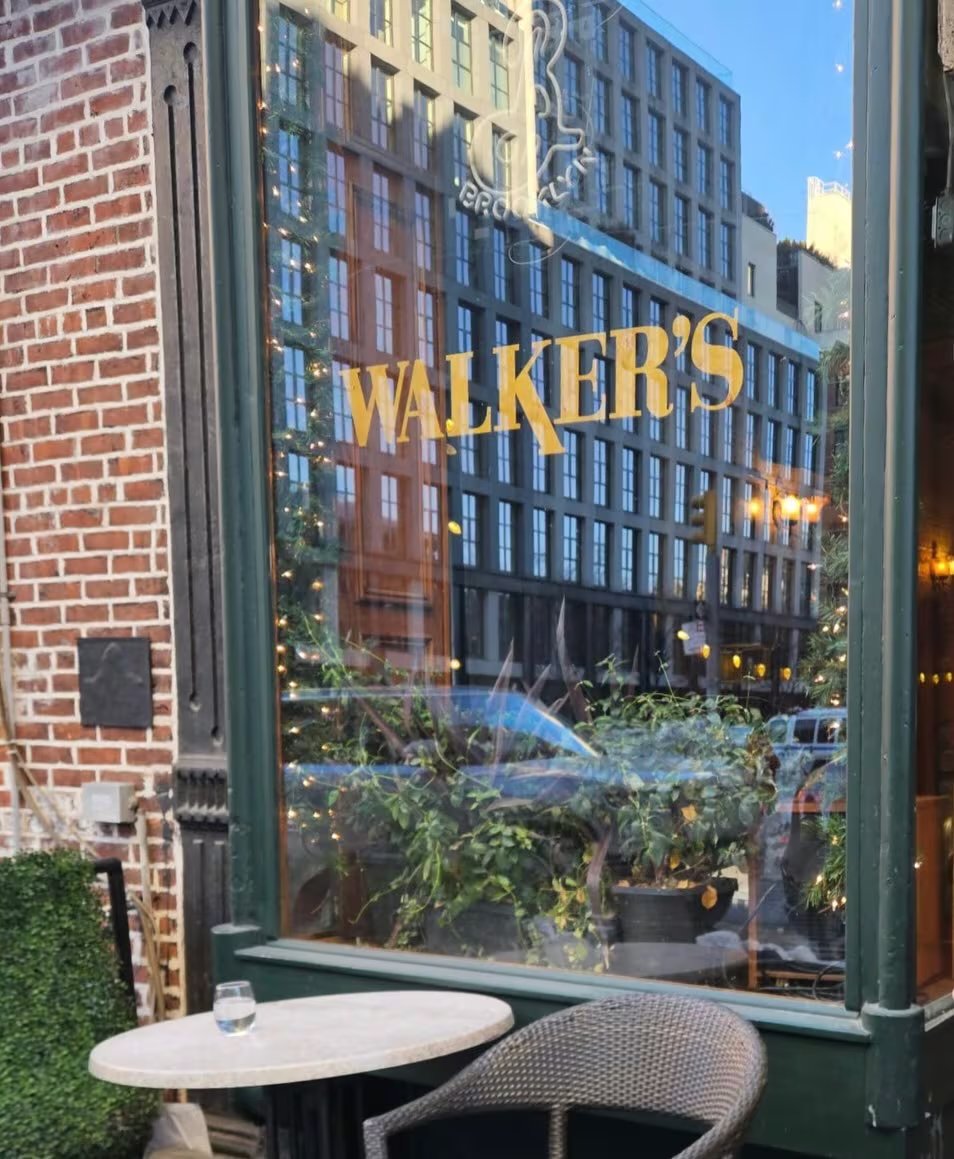 Walker's, restaurante-bar activo desde 1987 en North Moore Street, conserva el espíritu de taberna y es frecuentado por artistas locales. Foto: Instagram @walkersbarnyc