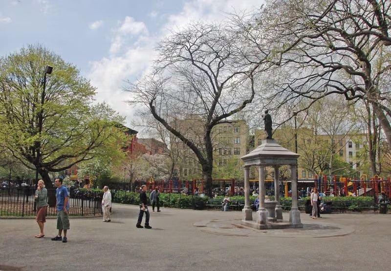 El Tompkins Square Park figura como escenario en Love Story: John F. Kennedy Jr. & Carolyn Bessette. Se trata de un parque público en el East Village de Manhattan, con una extensión de cuatro hectáreas delimitadas por las avenidas A y B y las calles 7ª y 10ª. Foto: CultureNow
