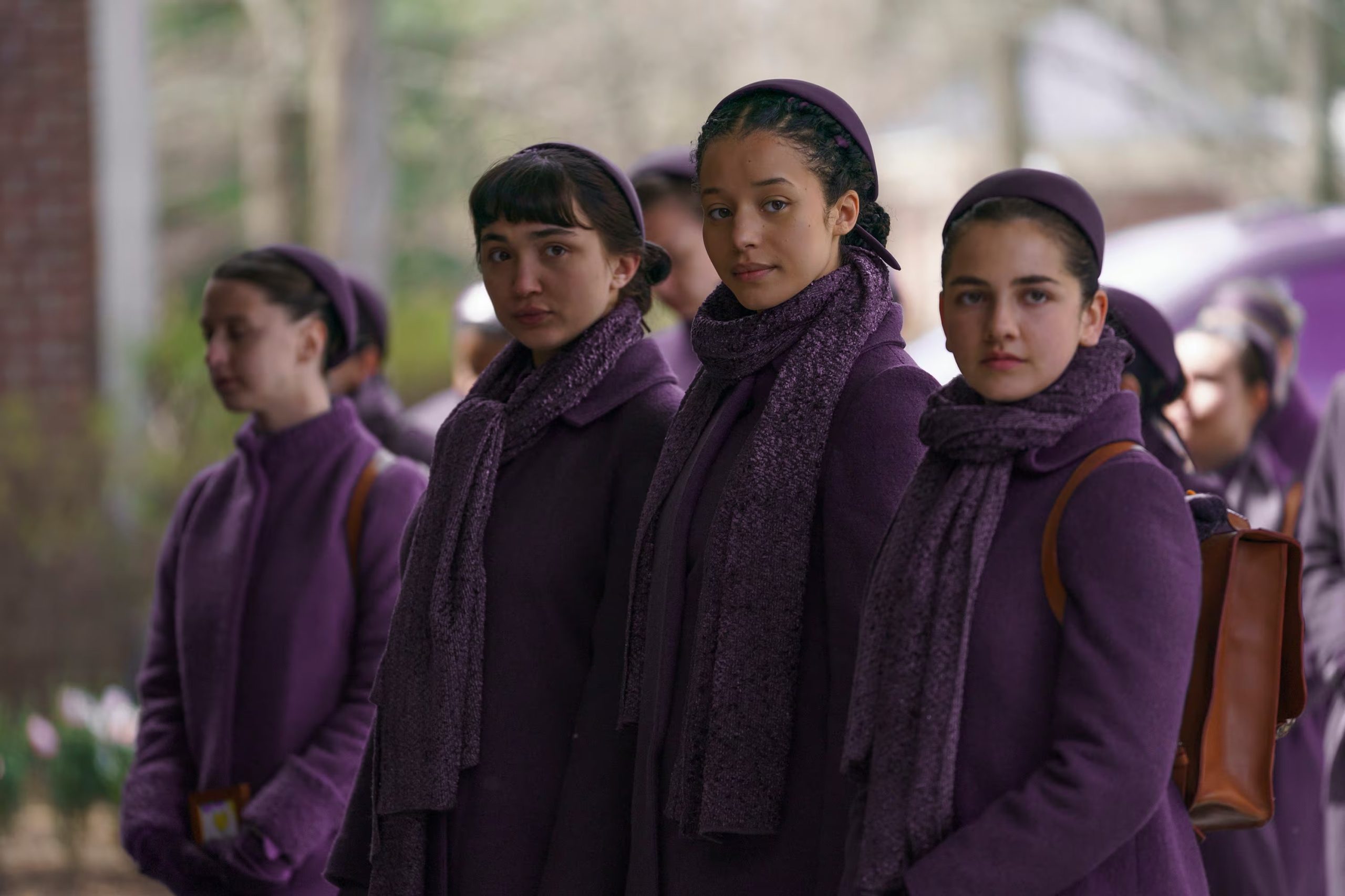 Las jóvenes protagonistas enfrentan un destino impuesto dentro del régimen.(Créditos: Disney Plus/Hulu)