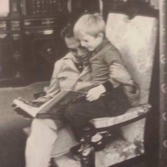 El comediante con su hijo, Mario (Foto: Facebook/Mario Moreno Ivanova)