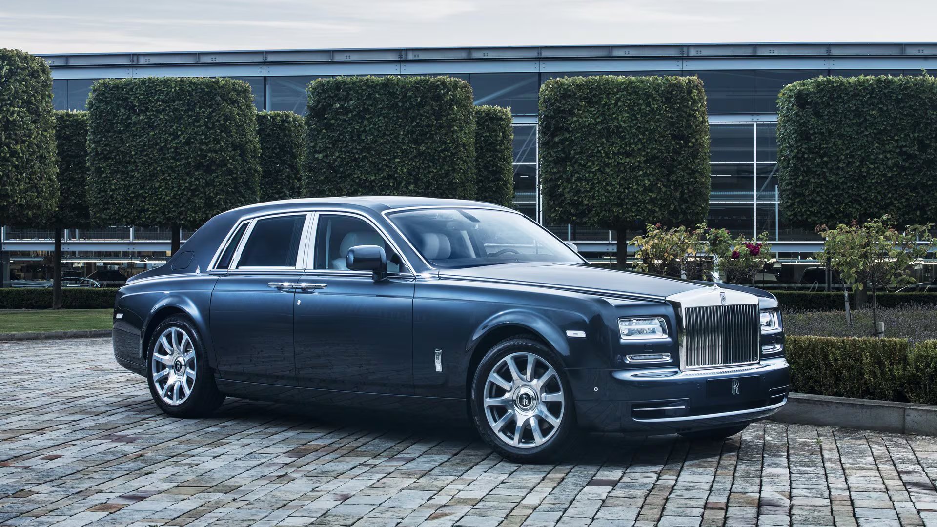 El Rolls-Royce Phantom de octava generación representa el tope de lujo y artesanía automotriz en la colección de Williams