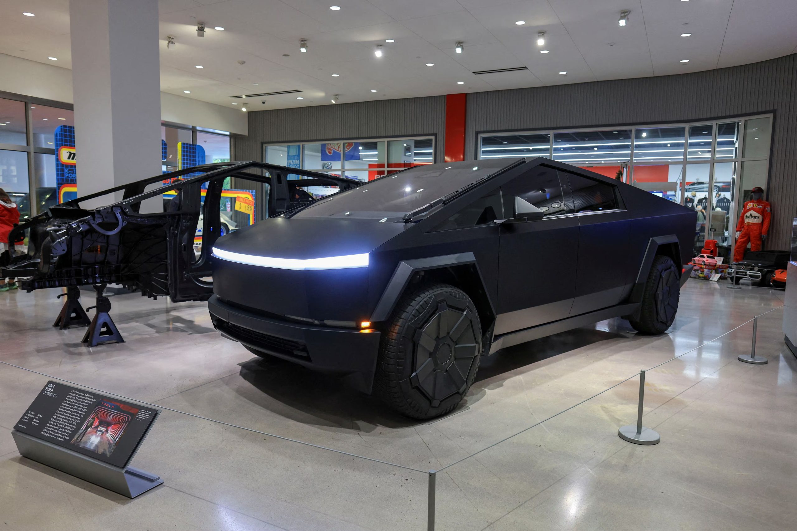 El Tesla Cybertruck destaca por su diseño futurista y polémico, que rompe con la estética tradicional de las pickups eléctricas (REUTERS/David Swanson/File Photo)