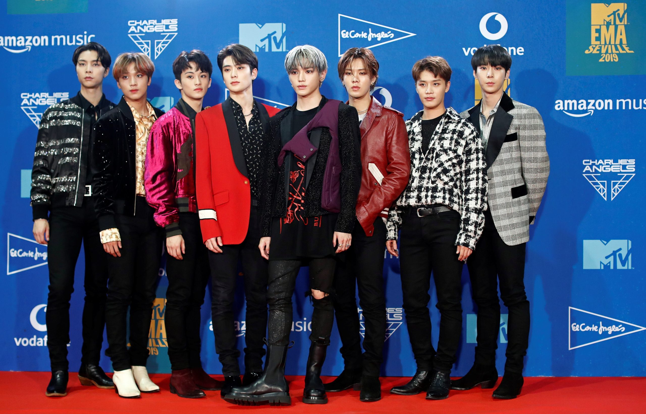 Mark, de 26 años y nacido en Canadá, fue miembro fundador de NCT, innovador grupo de K-pop con subunidades rotativas (Instagram/@onyourm<strong>ark)» class=»aligncenter size-full» src=»https://kchcomunicacion.com/wp-content/uploads/2026/04/Mark-Lee-anuncio-su-salida-del-grupo-de-K-Pop-NCT-1.jpg» style=»width:100%; height:auto; margin-bottom: 20px;»/></p>
<p>La agencia también expresó sus buenos deseos para el futuro del músico: </p>
<blockquote><p>“Estamos verdaderamente agradecidos por el tiempo que pasó con nosotros y <strong>lo apoyamos de todo corazón mientras comienza un nuevo capítulo</strong> en su trayectoria”</p></blockquote>
<p>.</p>
<h3>Trayectoria y cambios en las agrupaciones</h3>
<p>A sus <strong>26 años</strong>, el nacido en <strong>Canadá</strong> es recordado como una de las piezas fundamentales en la creación de <strong>NCT</strong>. El colectivo es famoso por su estructura innovadora de subunidades con miembros fijos y rotativos, un modelo que revolucionó la industria del entretenimiento coreano.</p>
<p>Durante su permanencia, <strong>Mark Lee</strong> fue un integrante clave en <strong>NCT 127</strong> y <strong>NCT Dream</strong>. De hecho, apenas esta semana, el artista concluyó junto a sus compañeros de esta última subunidad una exitosa gira mundial que cerró con seis fechas en la ciudad de <strong>Seúl</strong>.</p>
<p>Tras su partida, <strong>SM Entertainment</strong> confirmó las nuevas alineaciones de los grupos:</p>
<ul>
<li><strong>NCT 127</strong> operará con siete integrantes: <strong>Johnny, Taeyong, Yuta, Doyoung, Jaehyun, Jungwoo y Haechan</strong>.</li>
<li><strong>NCT Dream</strong> continuará con seis miembros: <strong>Renjun, Jeno, Haechan, Jaemin, Chenle y Jisung</strong>.</li>
</ul>
<p><img decoding=