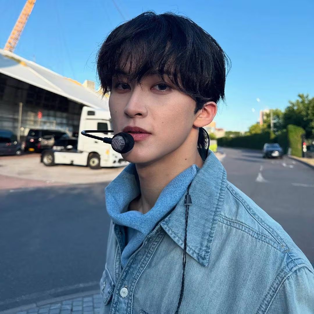 Mediante una carta, Mark Lee explicó que la decisión de dejar NCT responde a su deseo de explorar nuevas metas personales y proyectos musicales propios (Instagram/@onyourm</strong>ark)» class=»aligncenter size-full» src=»https://kchcomunicacion.com/wp-content/uploads/2026/04/Mark-Lee-anuncio-su-salida-del-grupo-de-K-Pop-NCT-3.jpg» style=»width:100%; height:auto; margin-bottom: 20px;»/></p>
<p>Con el fin de su contrato de una década a la vista, Mark explicó que sintió la necesidad de cuestionarse sobre sus metas más ambiciosas y su propósito de vida. Aseguró que recibió el respaldo total de sus compañeros de grupo: </p>
<blockquote><p>“Cada uno de los integrantes, sin excepción, me dijo que me apoyaba”</p></blockquote>
<p>, redactó según informes del portal <em>Soompi</em>. </p>
<blockquote><p>“Sentiré que les debo algo por el resto de mi vida, y más que nada, estoy agradecido”</p></blockquote>
<p>, añadió.</p>
<p>En la versión anglosajona de su mensaje, el canadiense se mostró sumamente emotivo con su comunidad de fans: </p>
<blockquote><p>“De todas las cosas que mi corazón quiere decir ahora mismo, verdaderamente deseo decir gracias. Gracias por amarme, apoyarme y forjarme para convertirme en quien soy hoy”</p></blockquote>
<p>.</p>
<p><img decoding=