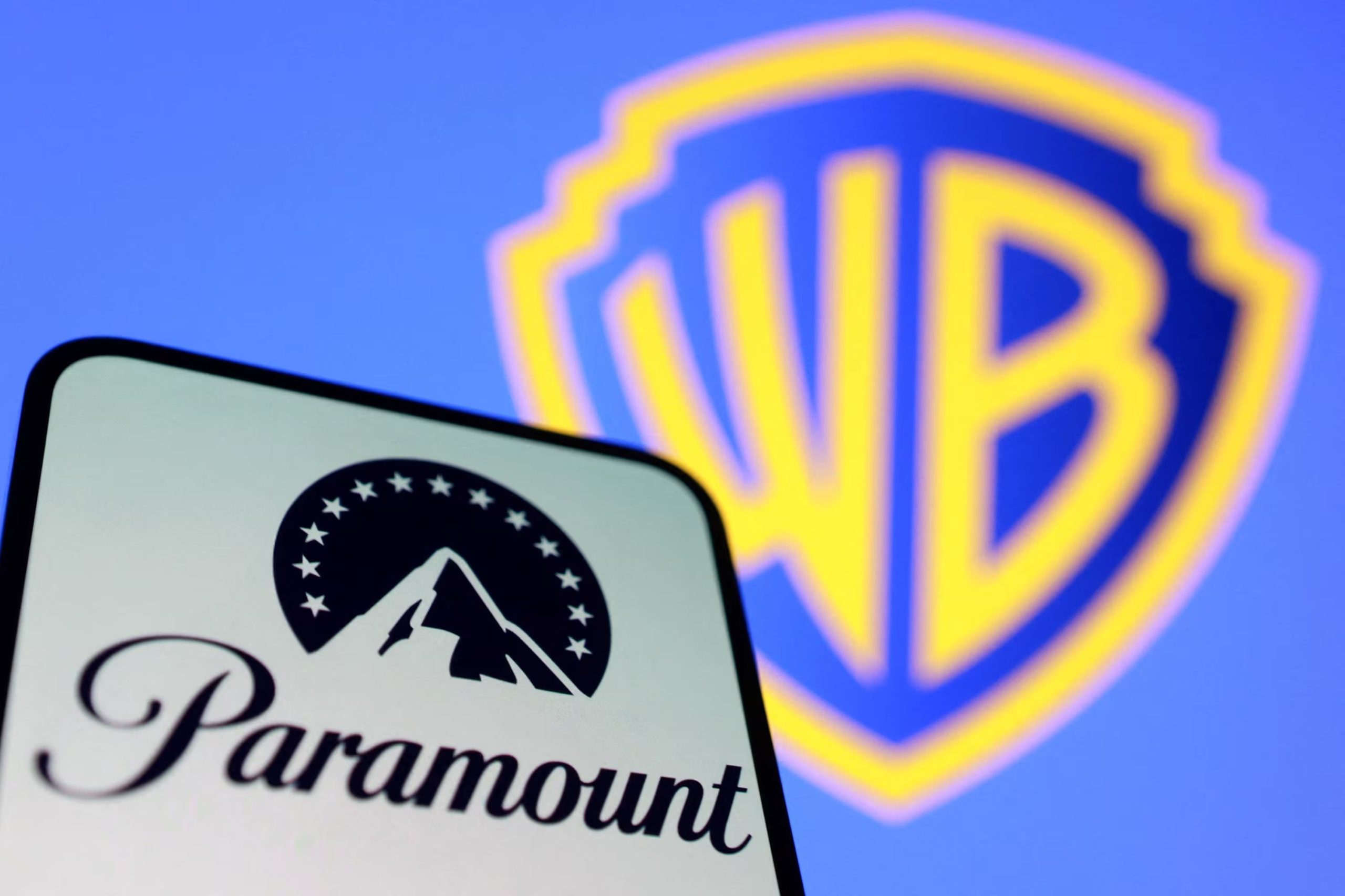 FOTO DE ARCHIVO. Los logos de Paramount y Warner Bros se ven en esta ilustración tomada el 8 de diciembre de 2025. REUTERS/Dado Ruvic/Ilustración