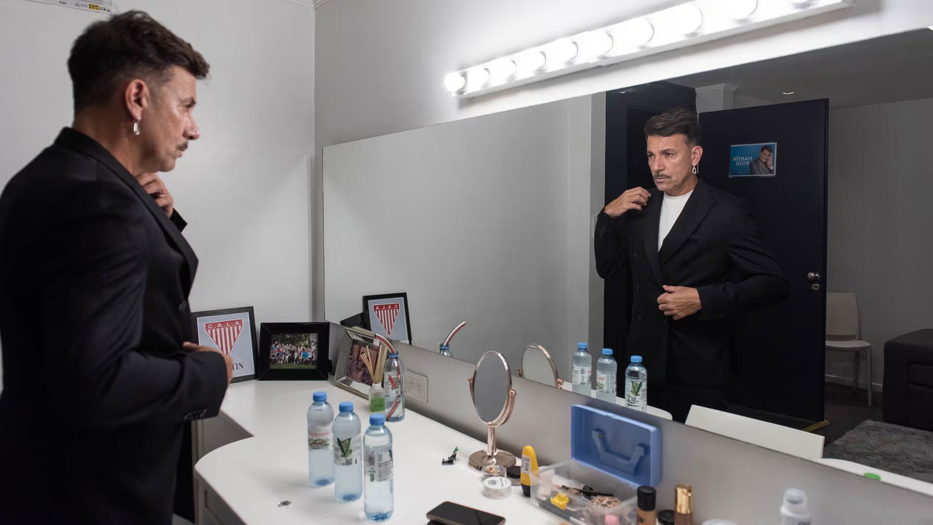 El amplio camarín de Martín Bossi, de dos ambiente, es casi aséptico: apenas dos fotos, el escudo de Los Andes, agua mineral y los elementos de maquillaje (Crédito: Gustavo Gavotti)