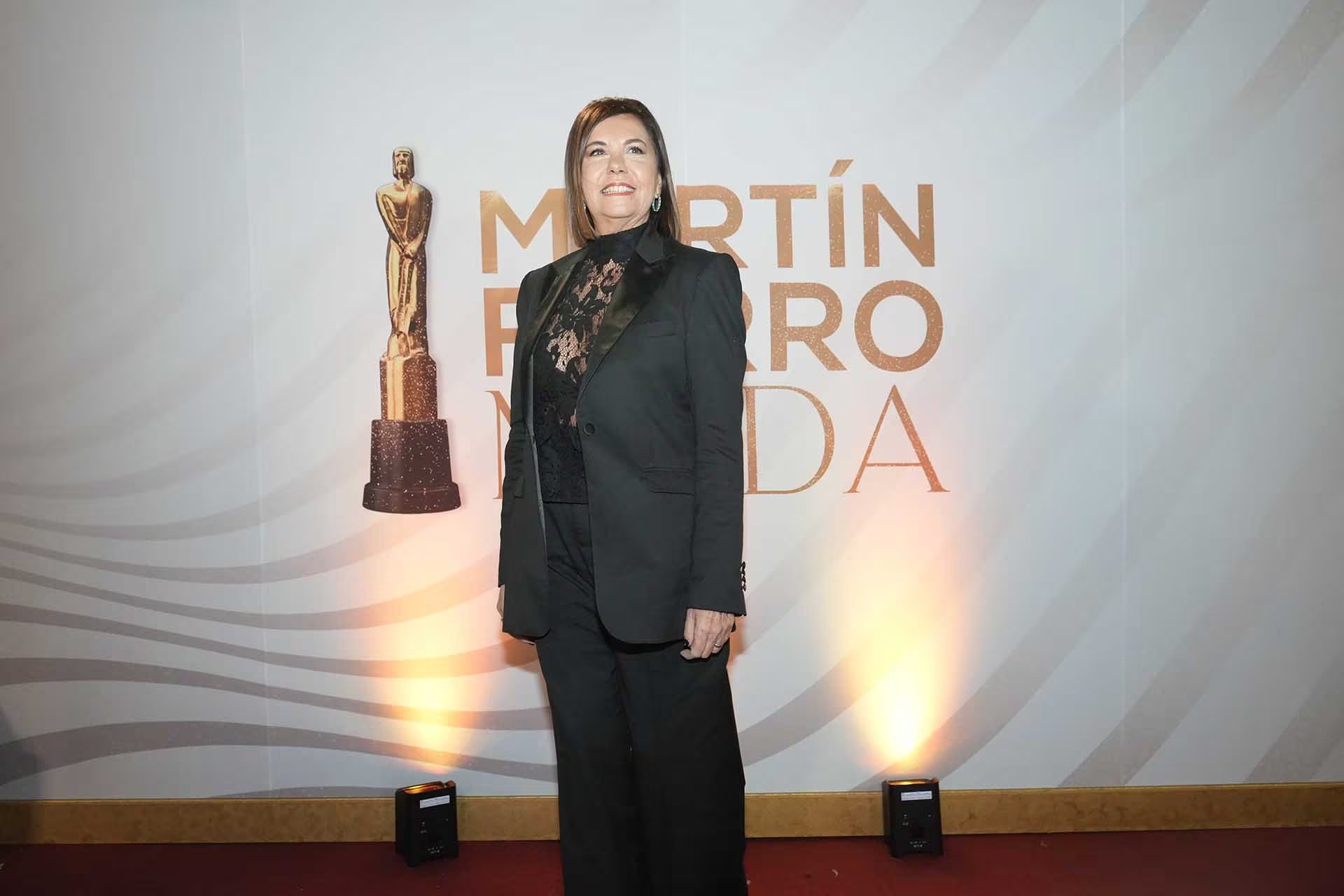 Liliana Parodi lució el cabello lacio, peinado hacia un costado, y completó el look con aros largos metálicos