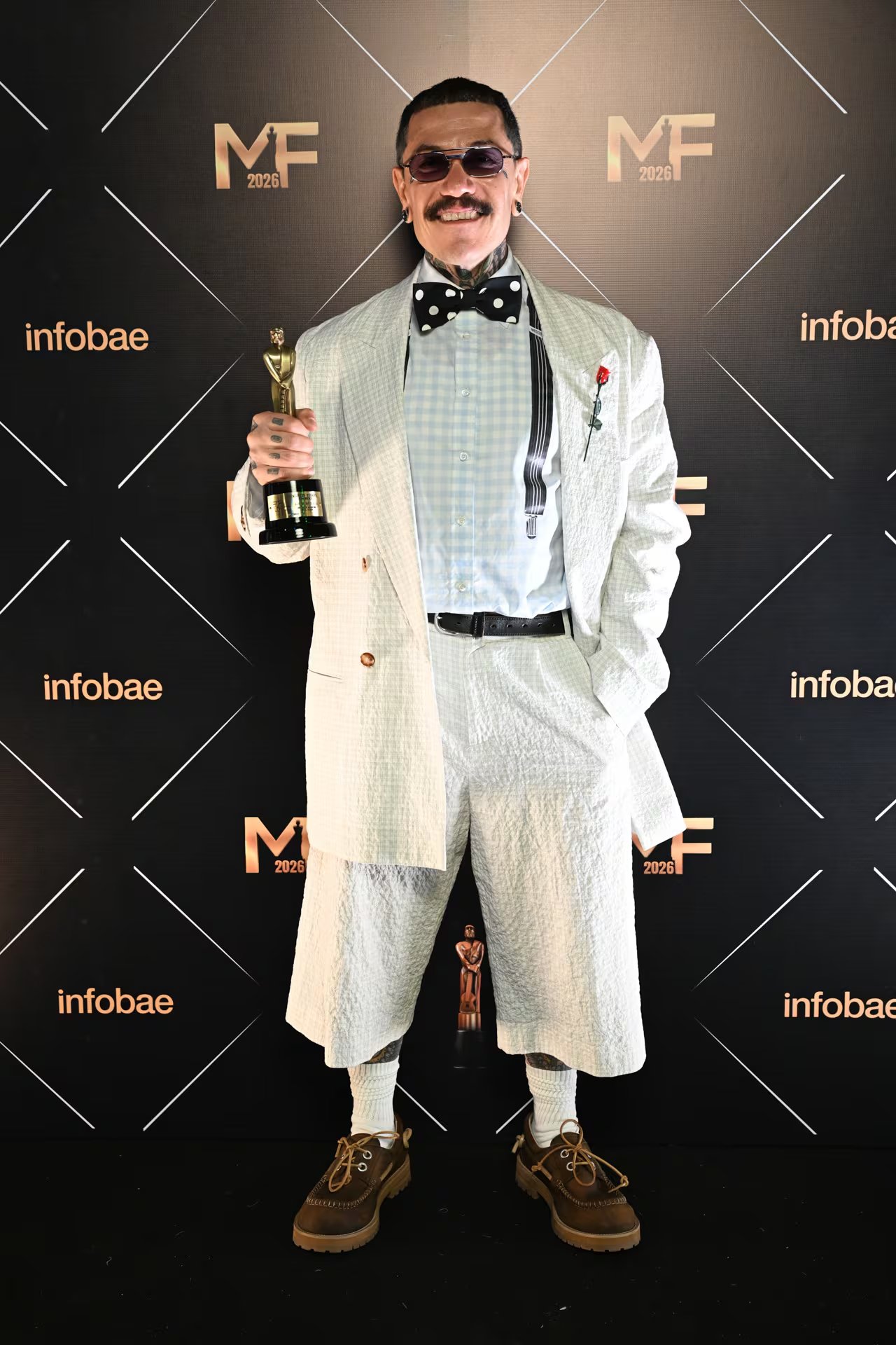 Adrián Appiolaza posó con un conjunto blanco texturado y moño de lunares durante la premiación (Maximiliano Luna)