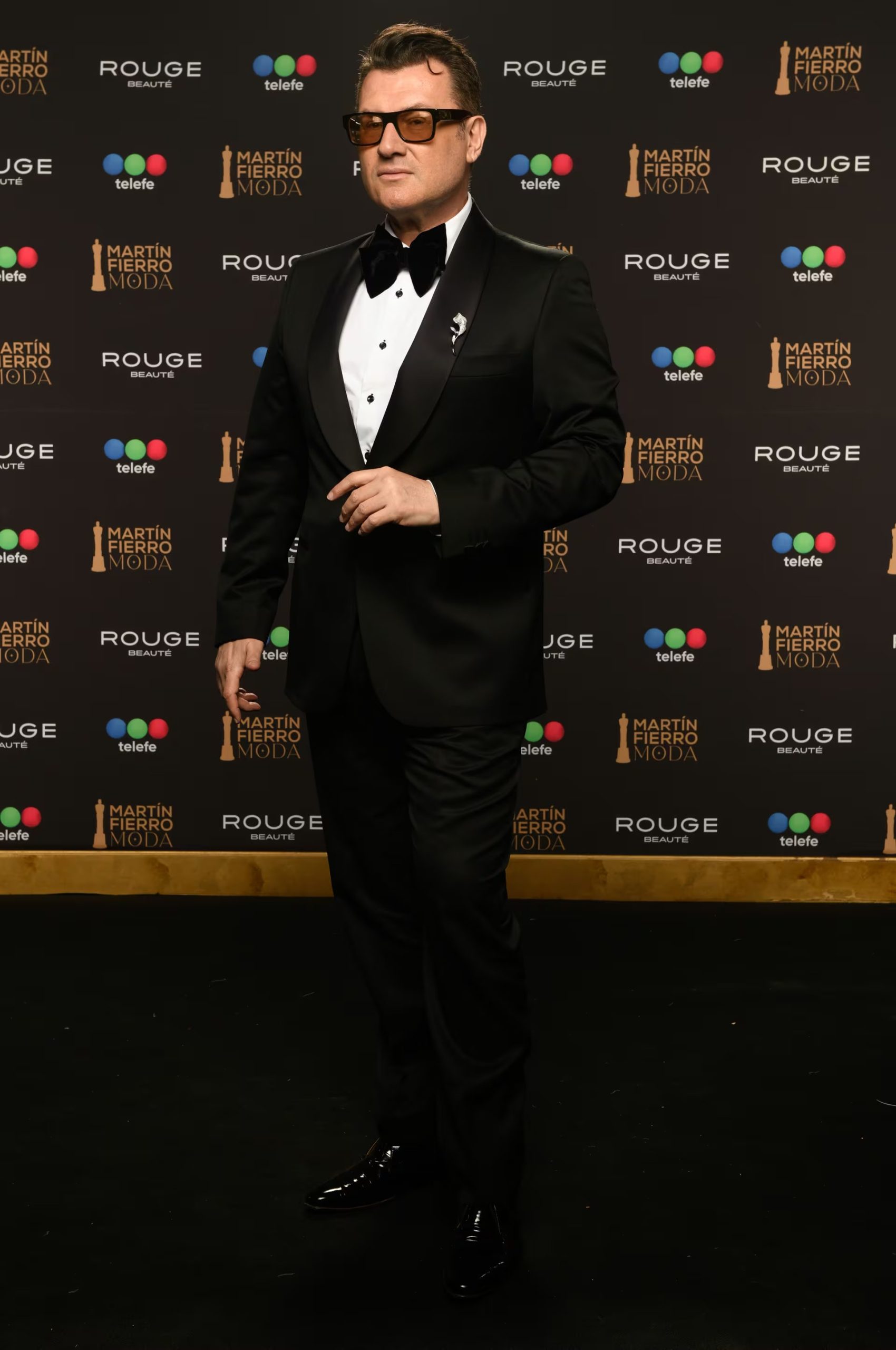 Gabriel Olivieri acompañó su look con gafas oscuras 