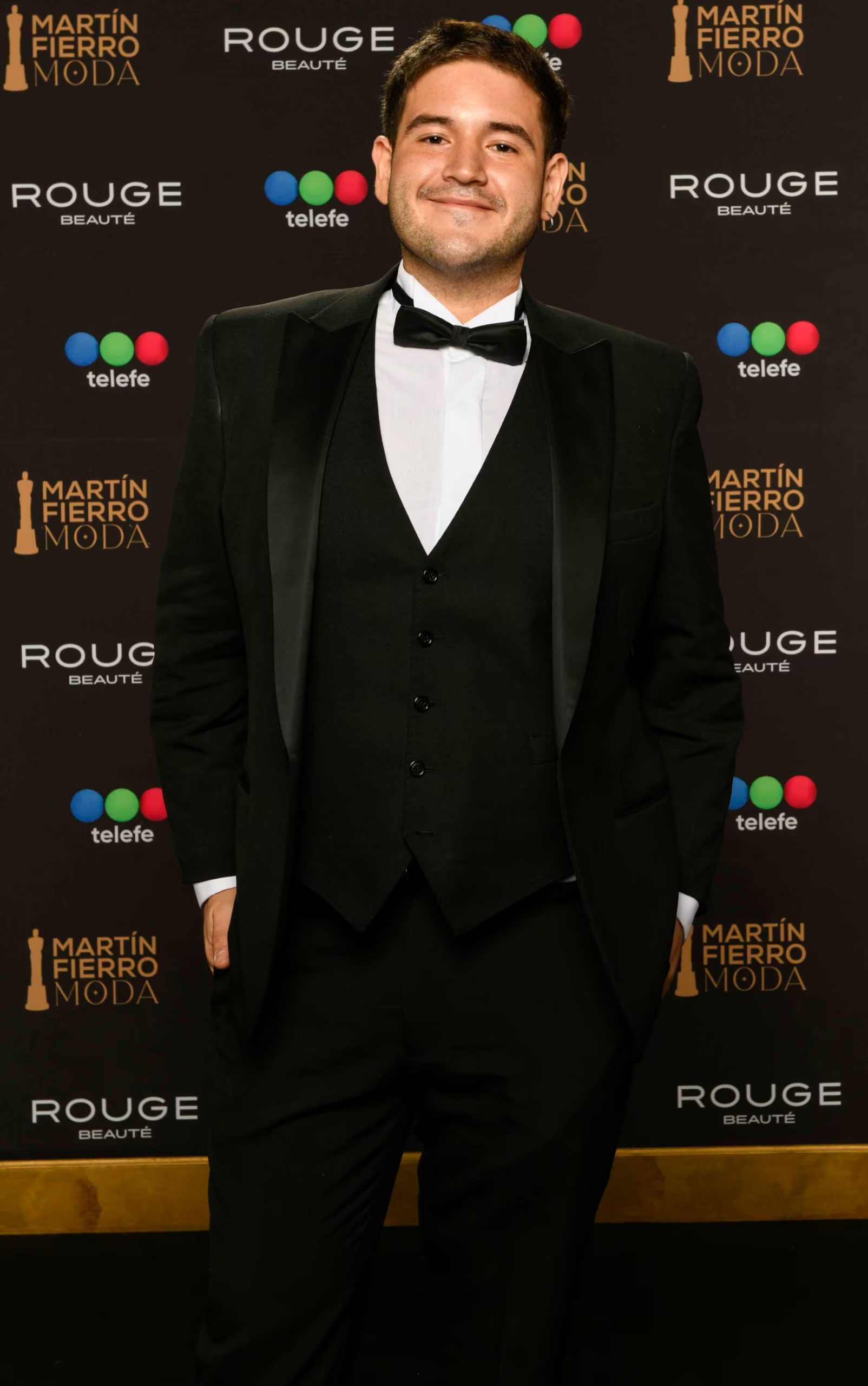 Leandro Saifir vistió un esmoquin negro con solapas de raso, chaleco a juego, camisa blanca y moño negro. Optó por un look clásico y formal (RS Fotos)