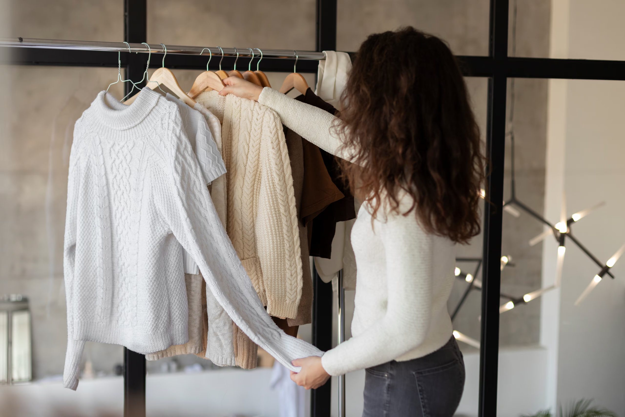 Un interés renovado por extender la vida útil de la ropa está motivando a más ciudadanos a recurrir a eventos de intercambio (freepik)