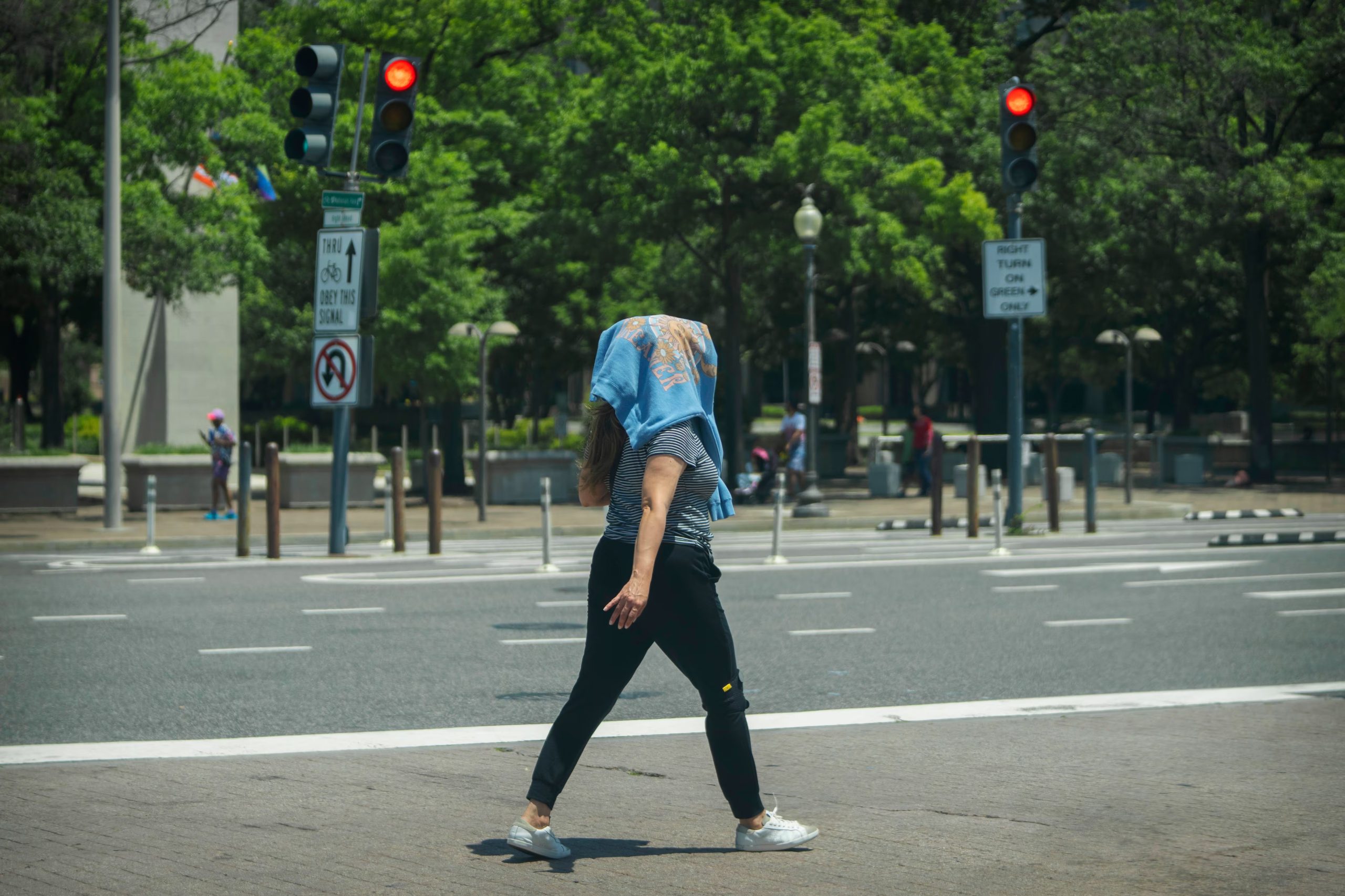 Ciudades como Nueva York, Filadelfia, Washington D.C., Atlanta y Nashville rompieron récords al superar los 32 °C durante el episodio de calor extremo. (AP Foto/Mark Schiefelbein)