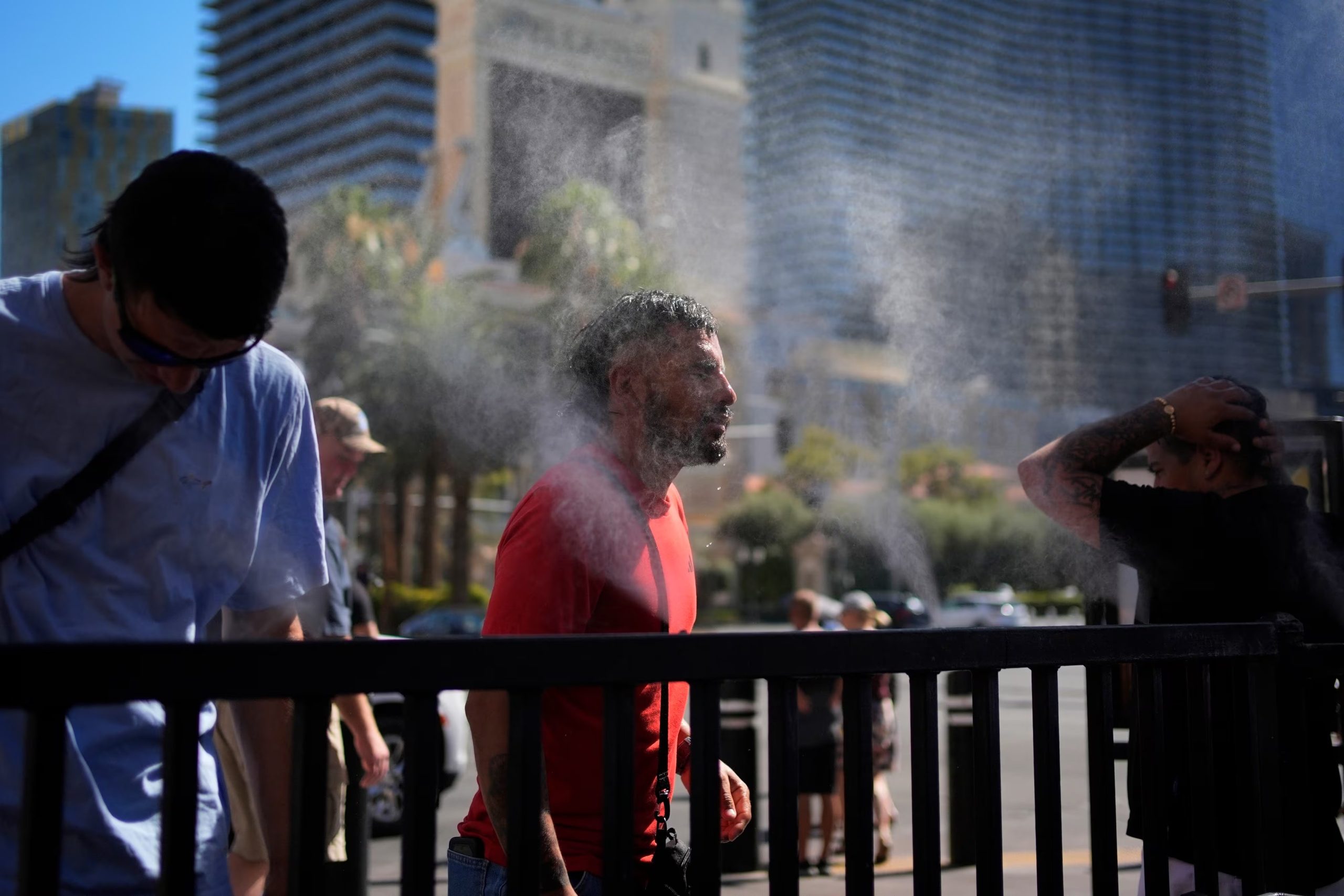 El NWS confirmó la superación de al menos 31 récords diarios de temperatura y mantiene alertas para urbes del corredor de la I-95 por calor extremo. (AP Foto/John Locher, Archivo)