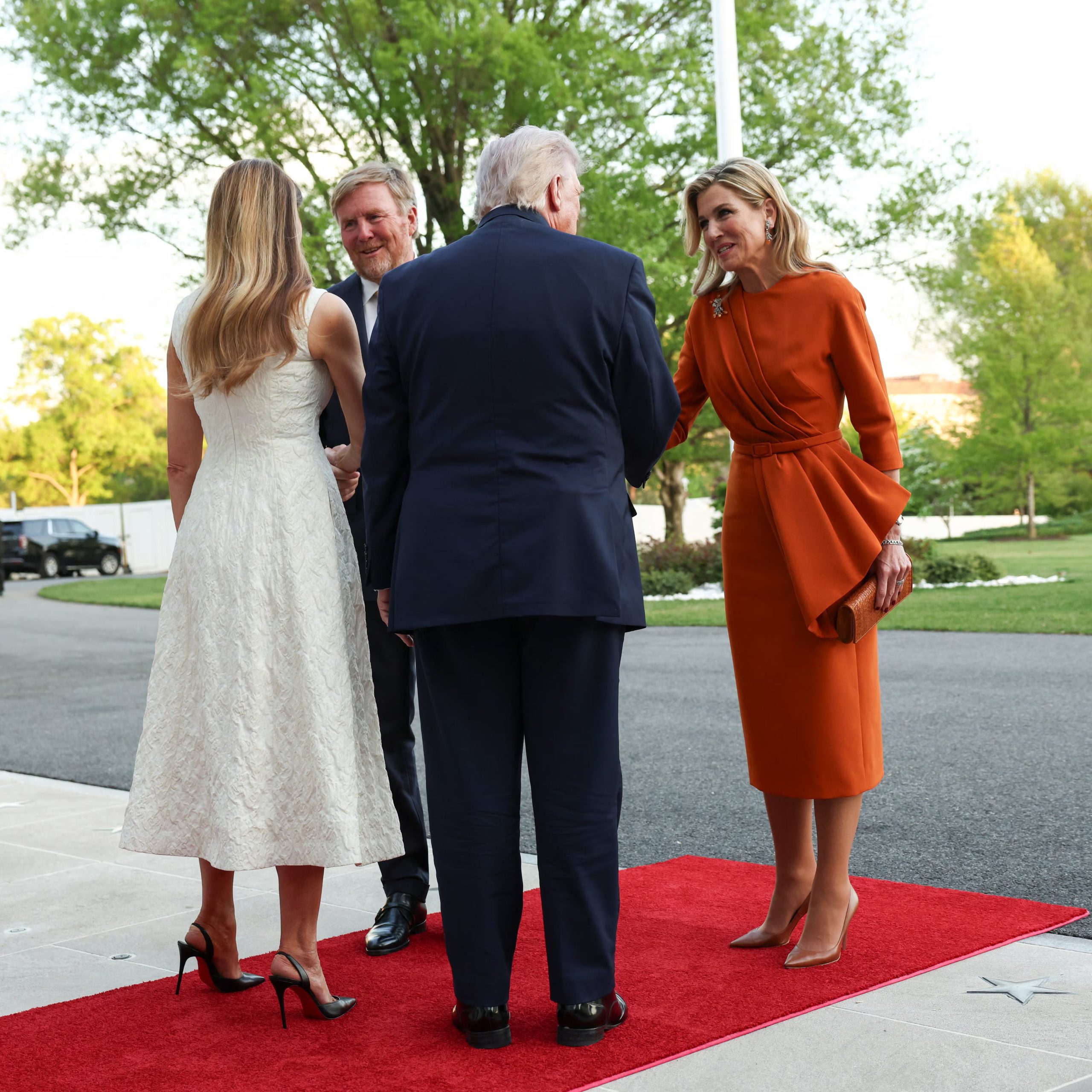 El color naranja, emblema de la Casa de Orange-Nassau, fue el protagonista del outfit con el que la reina reafirmó su identidad nacional REUTERS/Kevin Lamarque