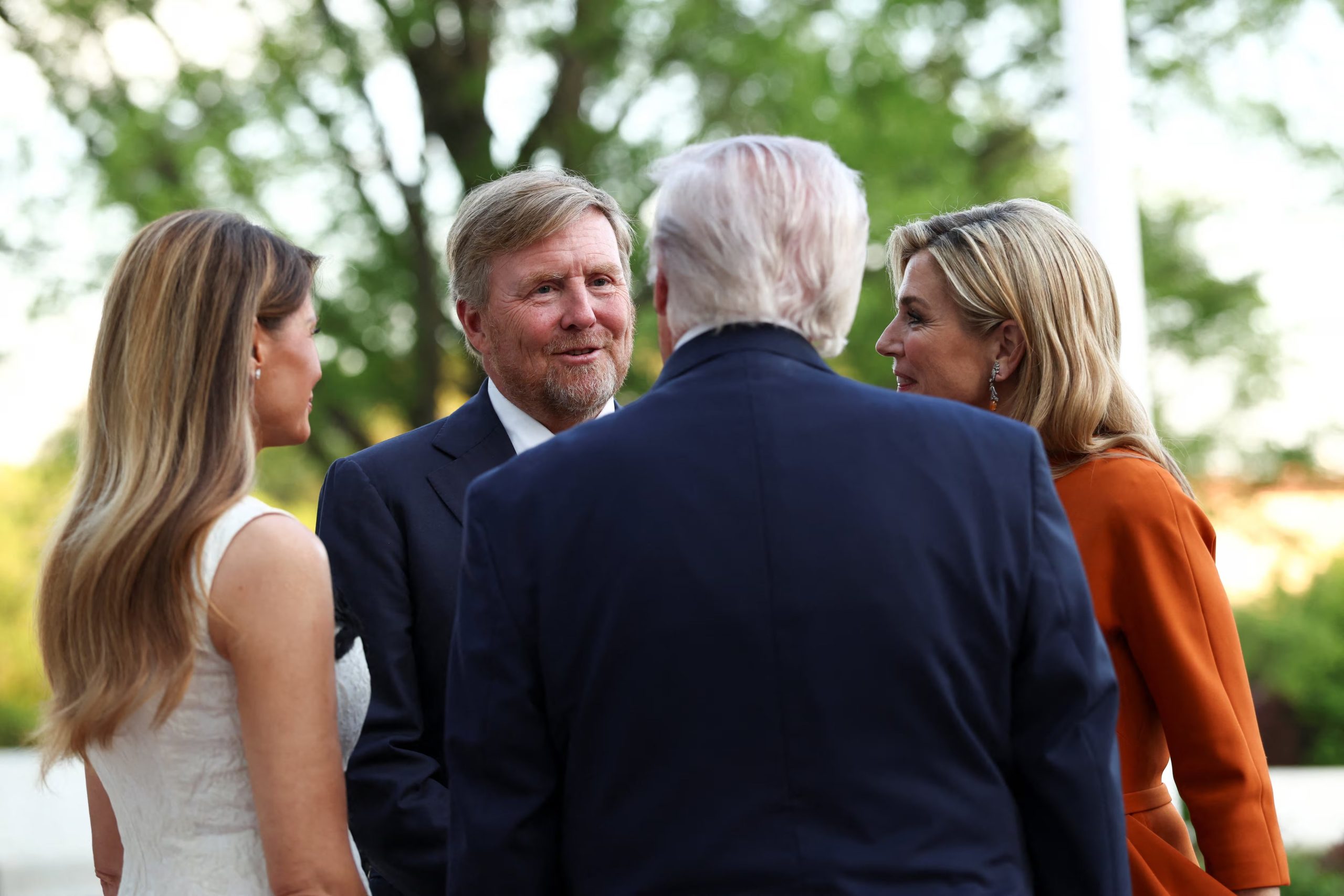 El presidente de Estados Unidos, Donald Trump, y la primera dama, Melania Trump, reciben al rey Guillermo Alejandro y a la reina Máxima de los Países Bajos para una cena en la Casa Blanca en Washington, D.C., Estados Unidos, el 13 de abril de 2026. REUTERS/Kevin Lamarque