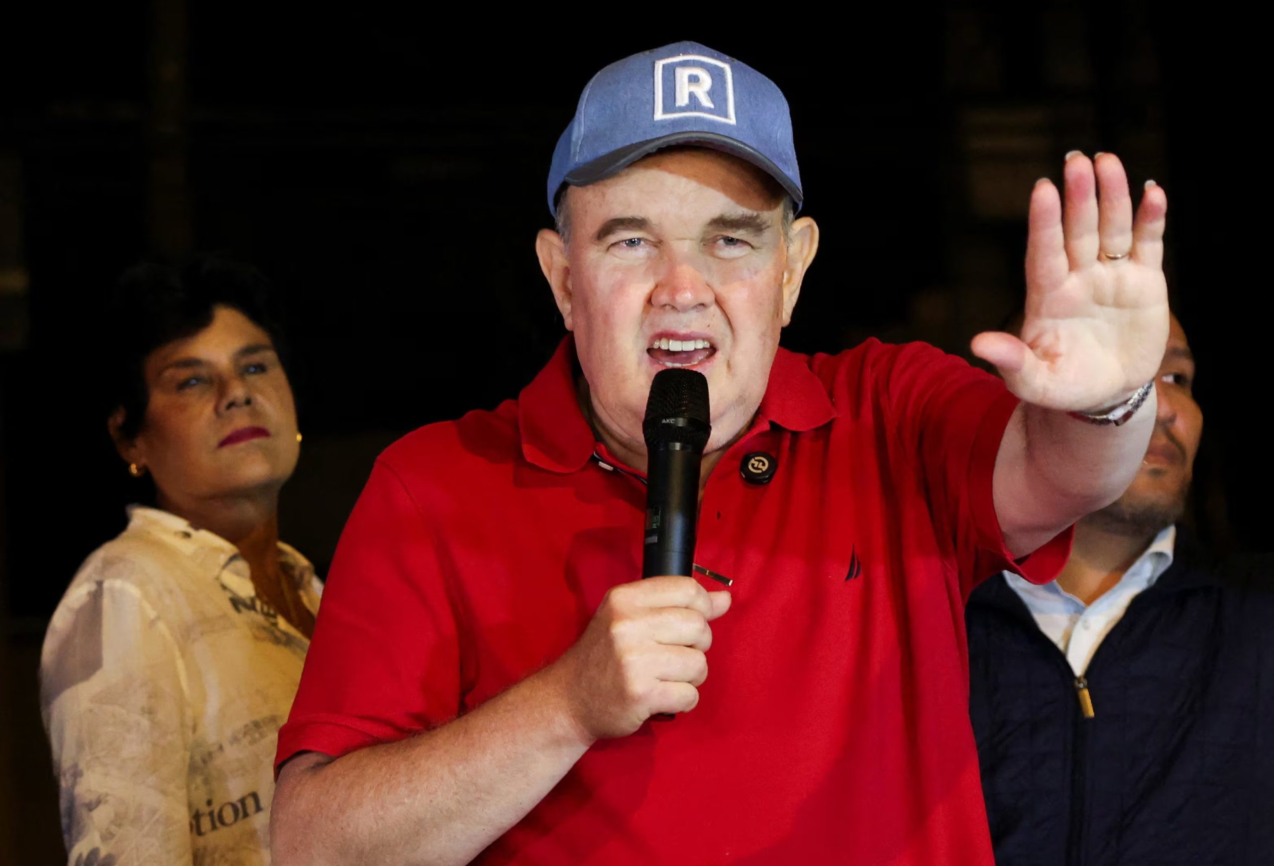 Paredes condenó el lenguaje utilizado por López Aliaga contra el jefe del JNE, Roberto Burneo, considerándolo vulgar y con connotaciones de amenaza sexual