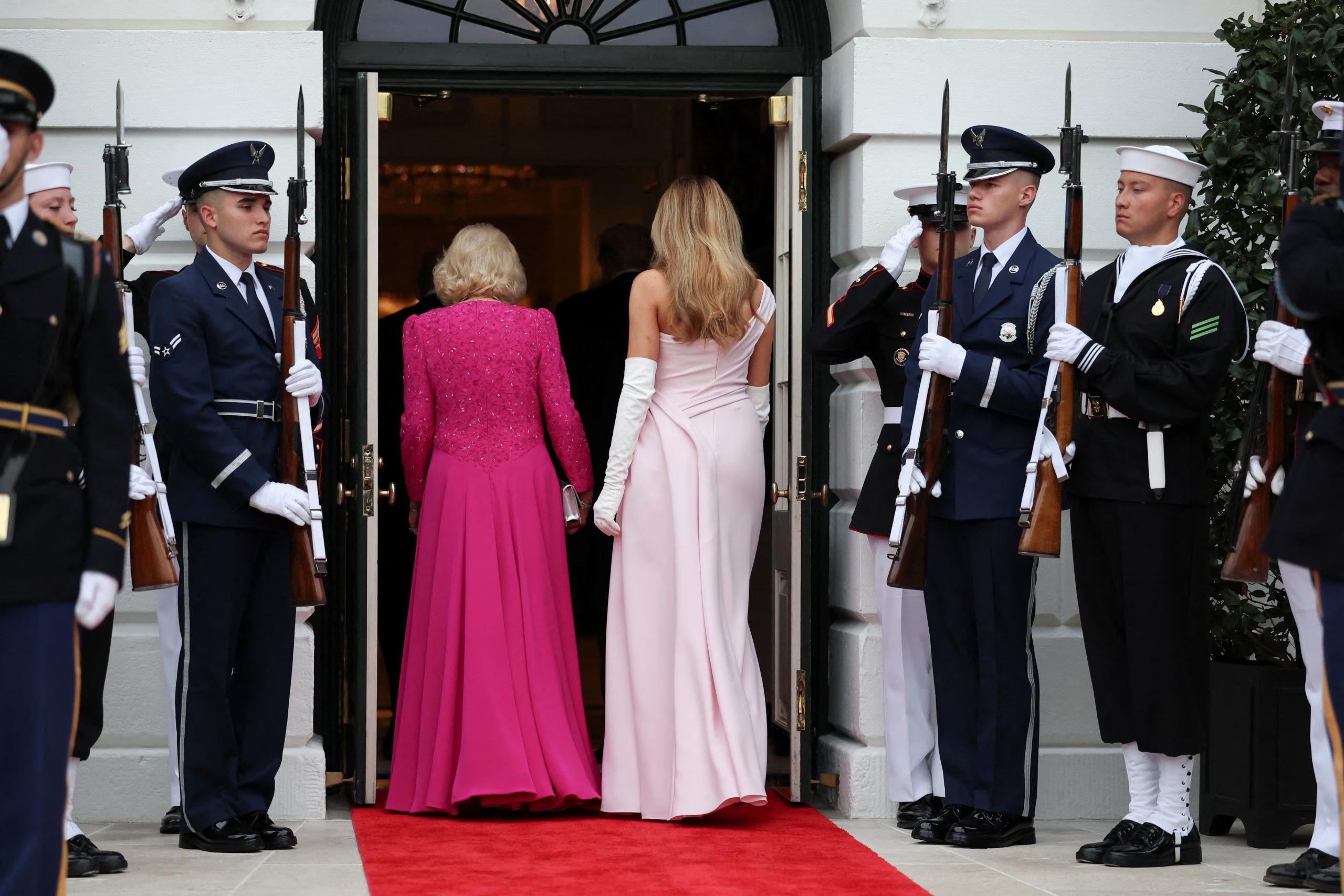 La reina Camila y Melania Trump en la cena de Estado realizada en la Casa Blanca. (REUTERS/Suzanne Plunkett)