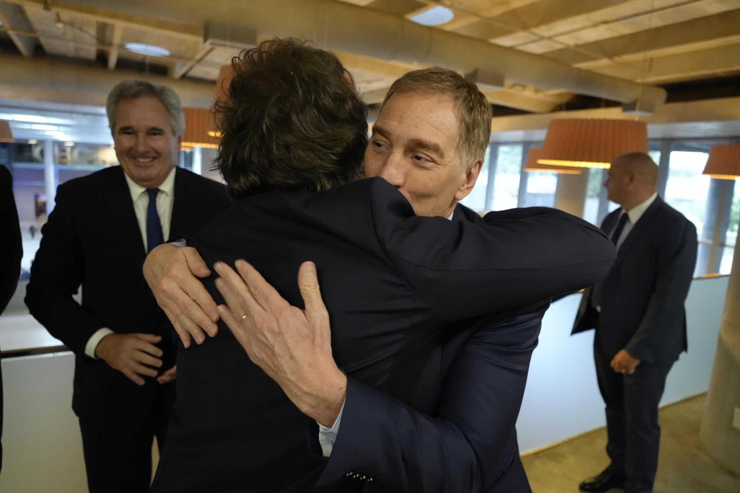 El presidente se encontró con otros funcionarios que formaron parte del evento, como Diego Santilli y Pablo Quirno