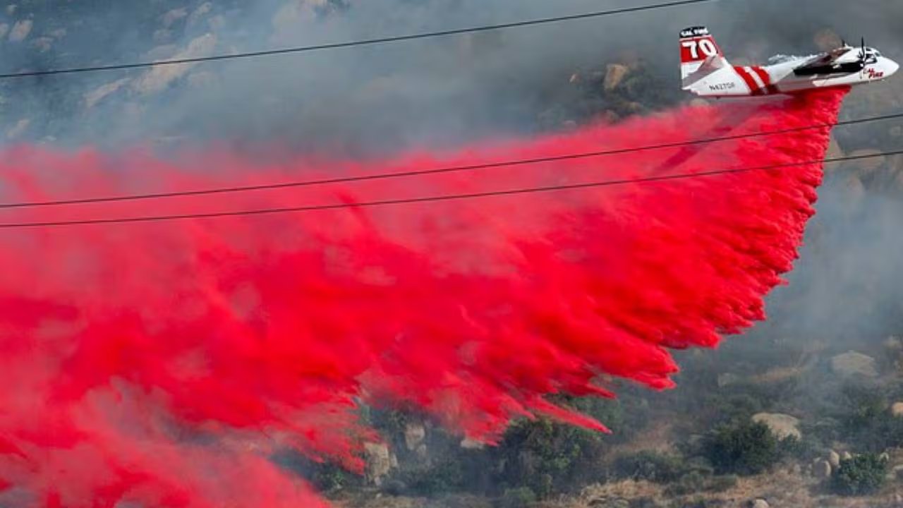 Casi 13.000 personas han sido evacuadas y más de 9.800 permanecen en alerta en el sur de California ante el avance simultáneo de dos grandes incendios forestales. (AP)