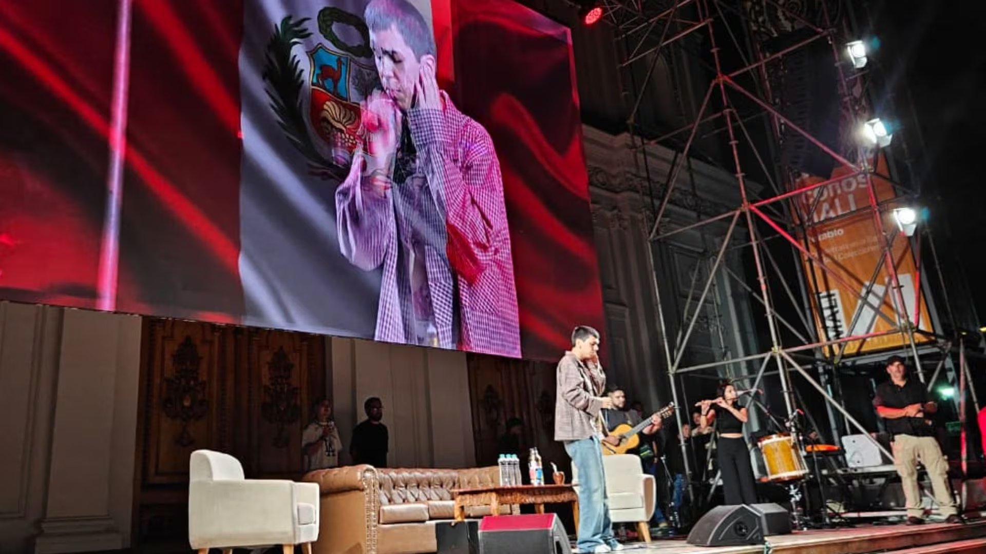 El público vibró con las interpretaciones en vivo de “Solifican12”, “Gil” y “Luciérnagas” en el patio del MALI.. Infobae Perú: Tomás Ezerskii