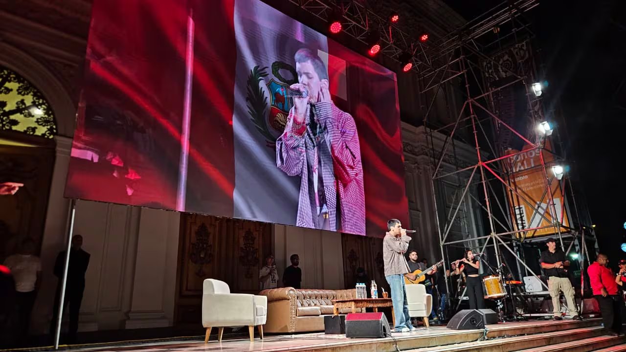 El cantante argentino invitó a todos los asistentes a su esperado concierto en el Estadio Nacional. Infobae Perú: Tomás Ezerskii.